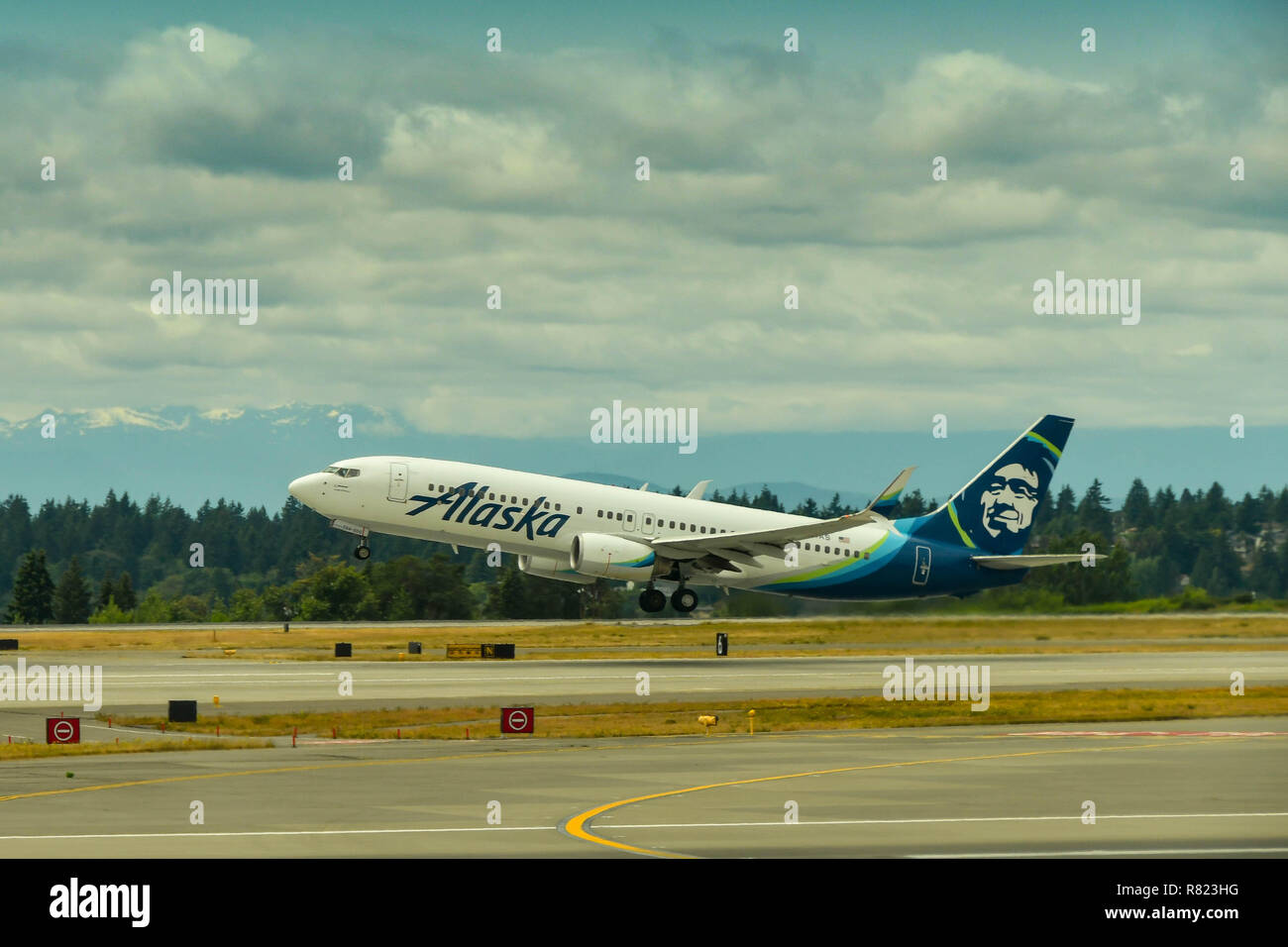 SEATTLE, WA, Stati Uniti d'America - Giugno 2019: Alaska Airlines Boeing 737 di decollare da Seattle Tacoma Airport. Foto Stock