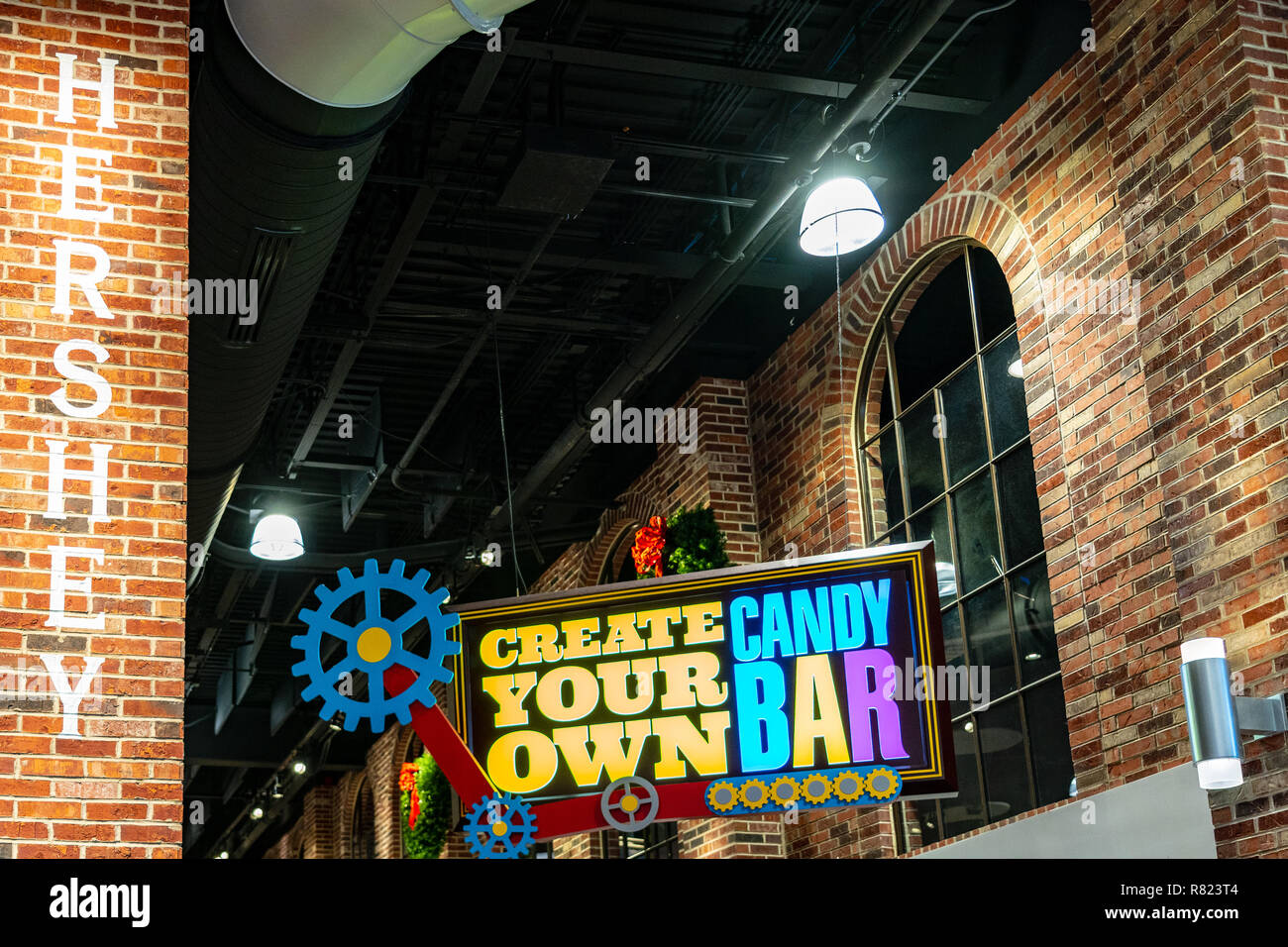 Hershey, PA, Stati Uniti d'America - 11 dicembre 2018: a fare il vostro proprio Candy Bar segno nel mondo del cioccolato lobby principale. Foto Stock