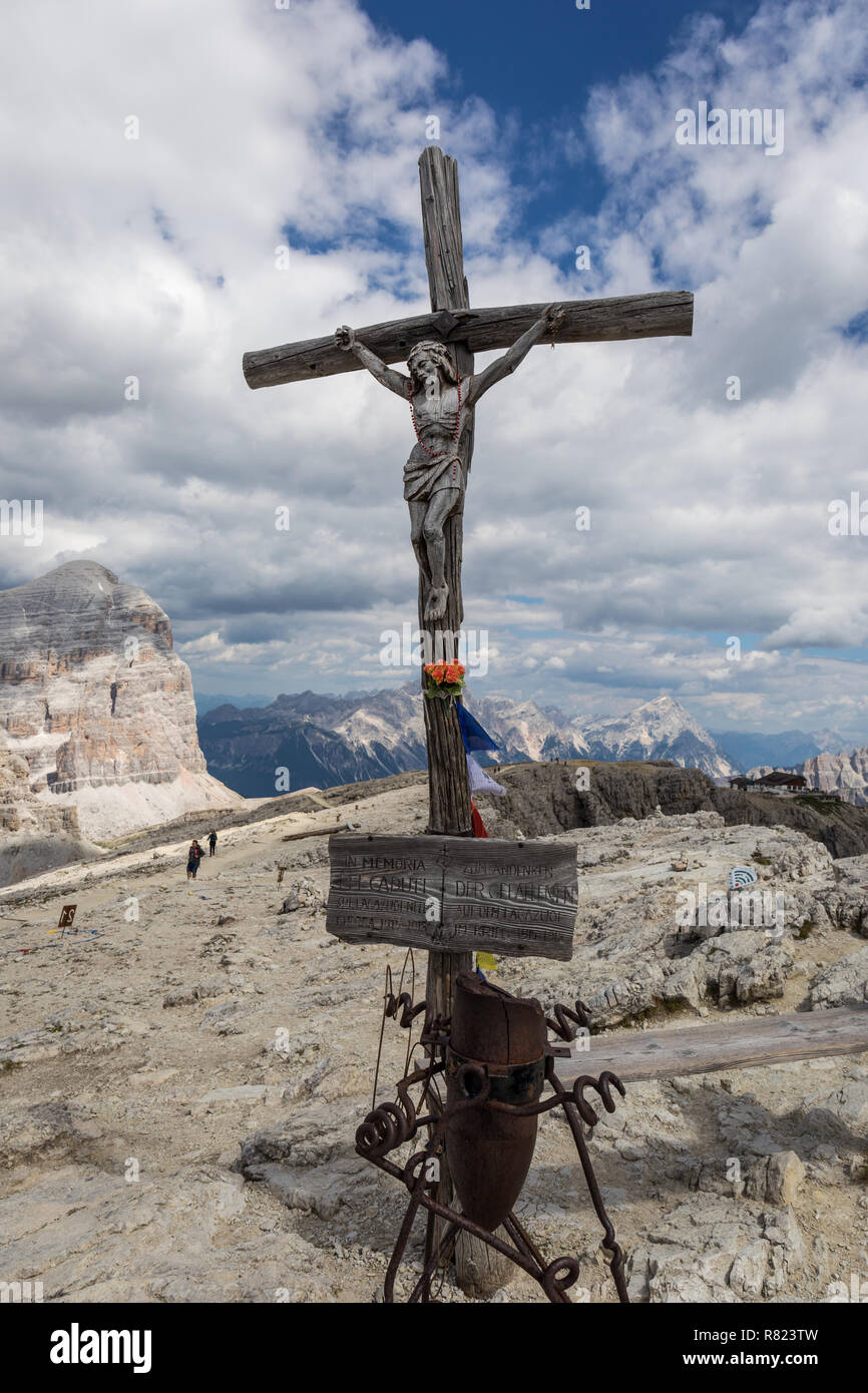 Vertice di croce sul Monte Lagazuoi Piccolo, Dolomiti, Italia Foto Stock