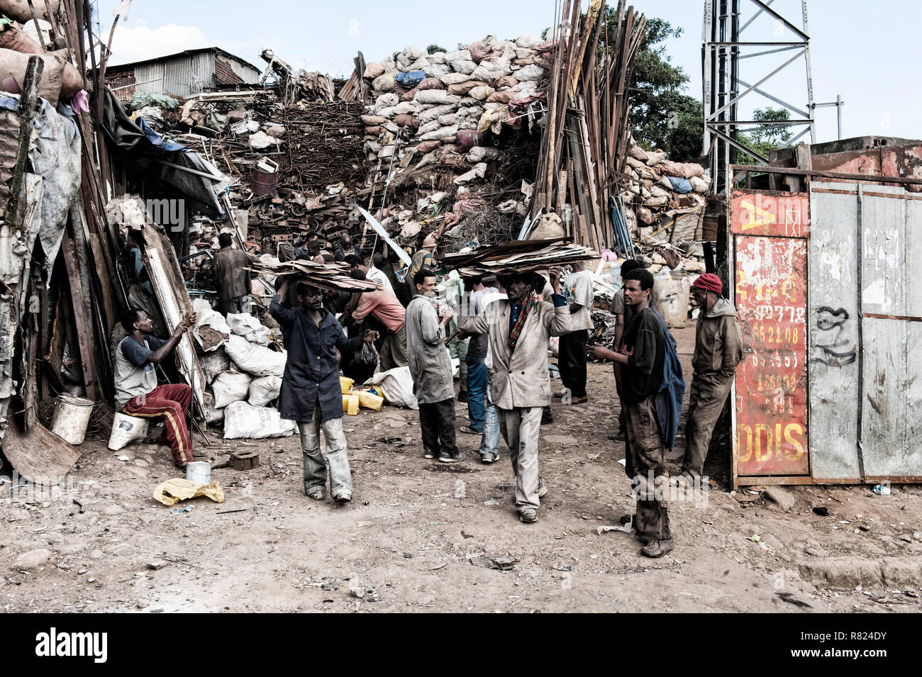 Il commercio dei metalli, Market street scene, Mercato di Addis Abeba, Addis Abeba, Regione Oromia, Etiopia Foto Stock