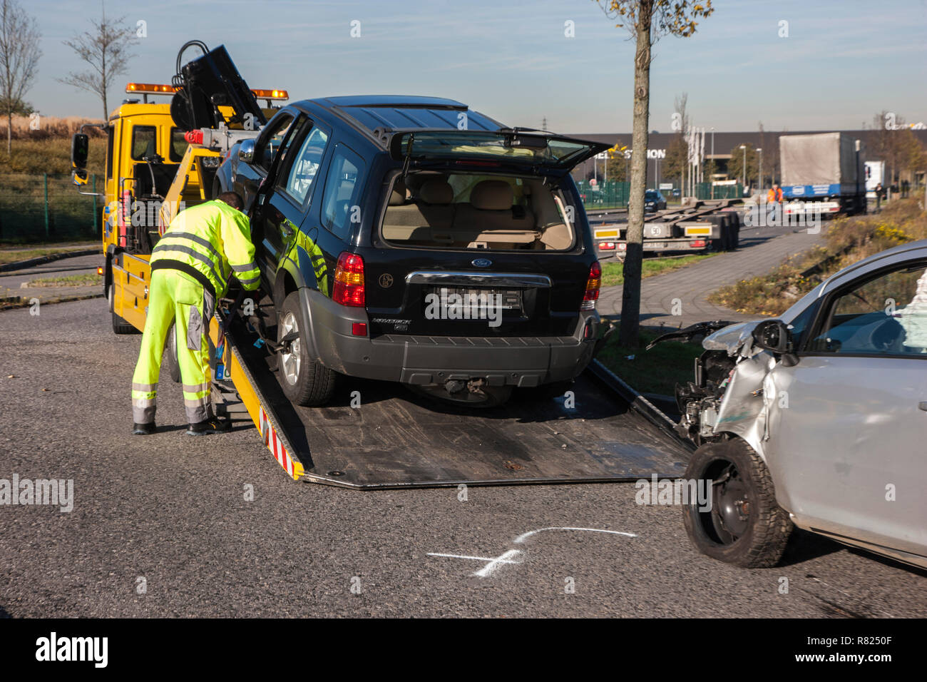 Veicolo coinvolto in un incidente su un carrello di traino, Germania Foto Stock