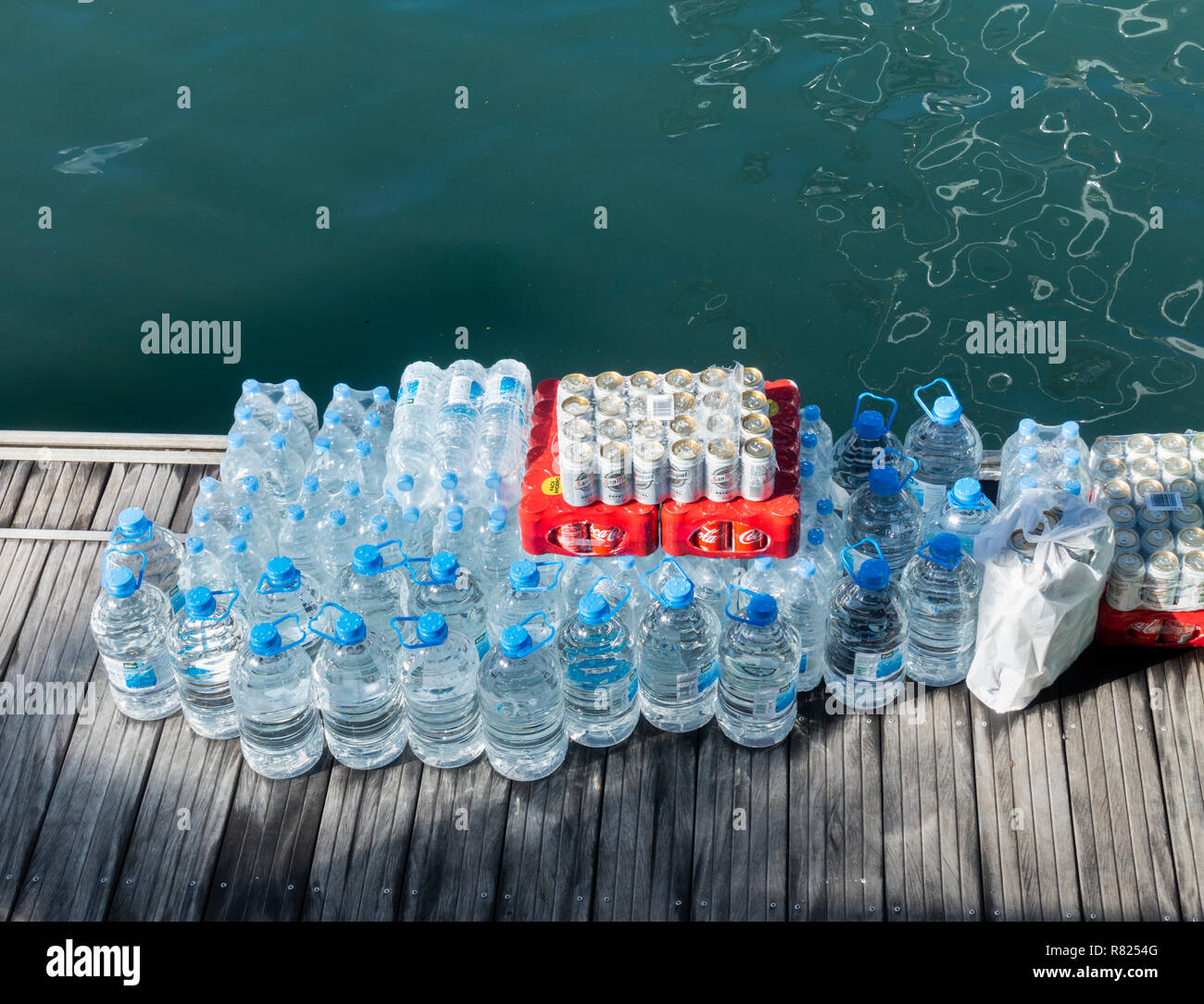 Le bottiglie di plastica di acqua in attesa di essere caricati su yacht in marina. Foto Stock