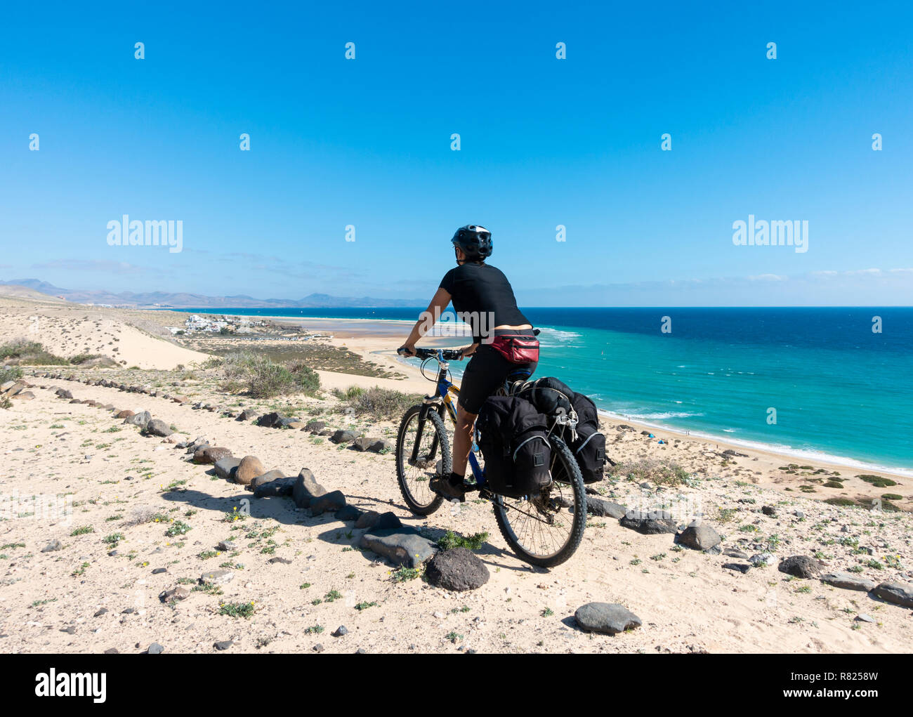 Femmina matura ciclista touring su Fuerteventura Isole Canarie Spagna Foto Stock