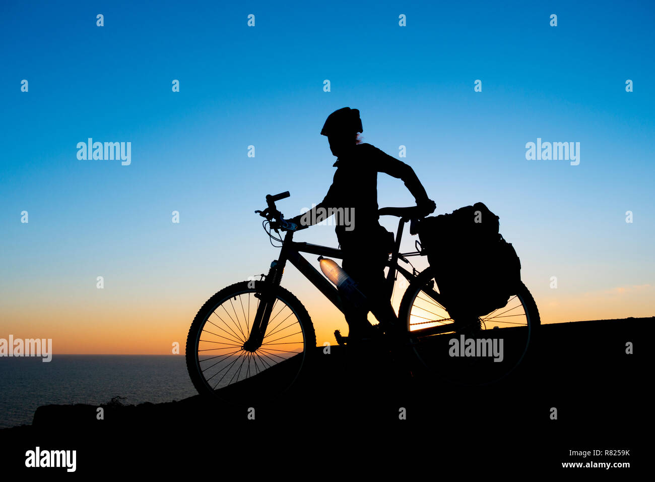 Femmina matura ciclista touring su Fuerteventura Isole Canarie Spagna Foto Stock