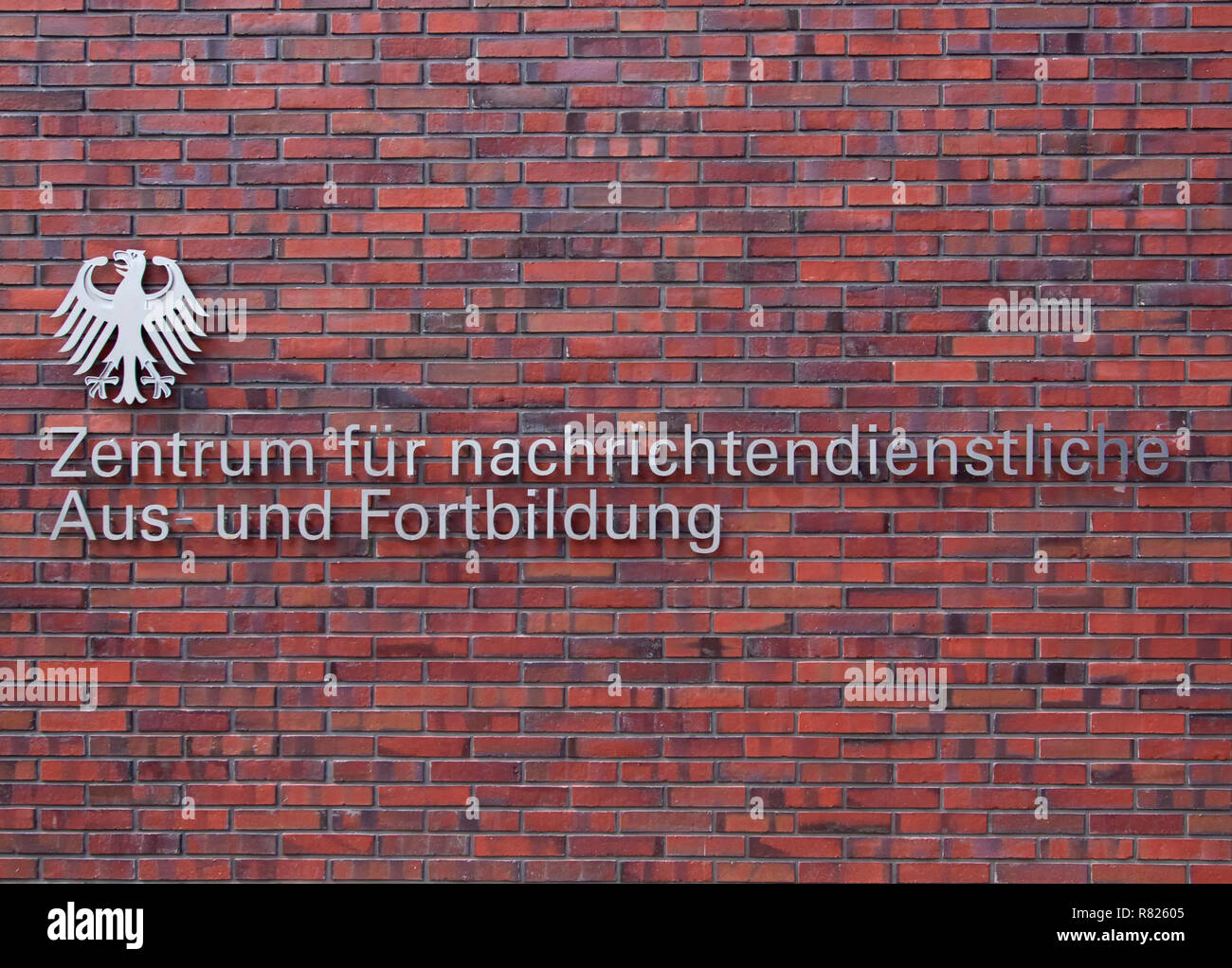 Centro per la formazione di intelligence, iscrizione con aquila federale su un muro di mattoni, Bundesnachrichtendienst BND, Berlino, Germania Foto Stock