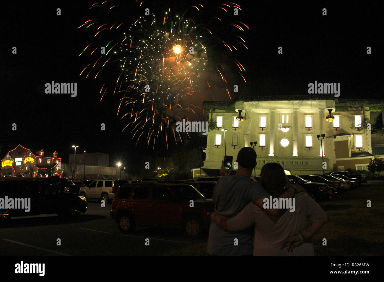 Spettacolo di fuochi d'artificio visto oltre WonderWorks capovolto edificio in Pigeon Forge, TN Foto Stock