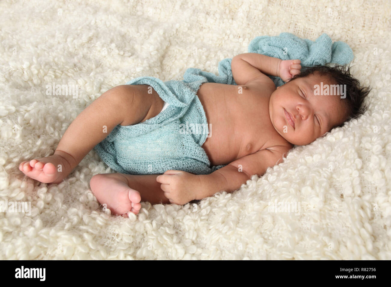Razza mista new born baby boy Foto Stock