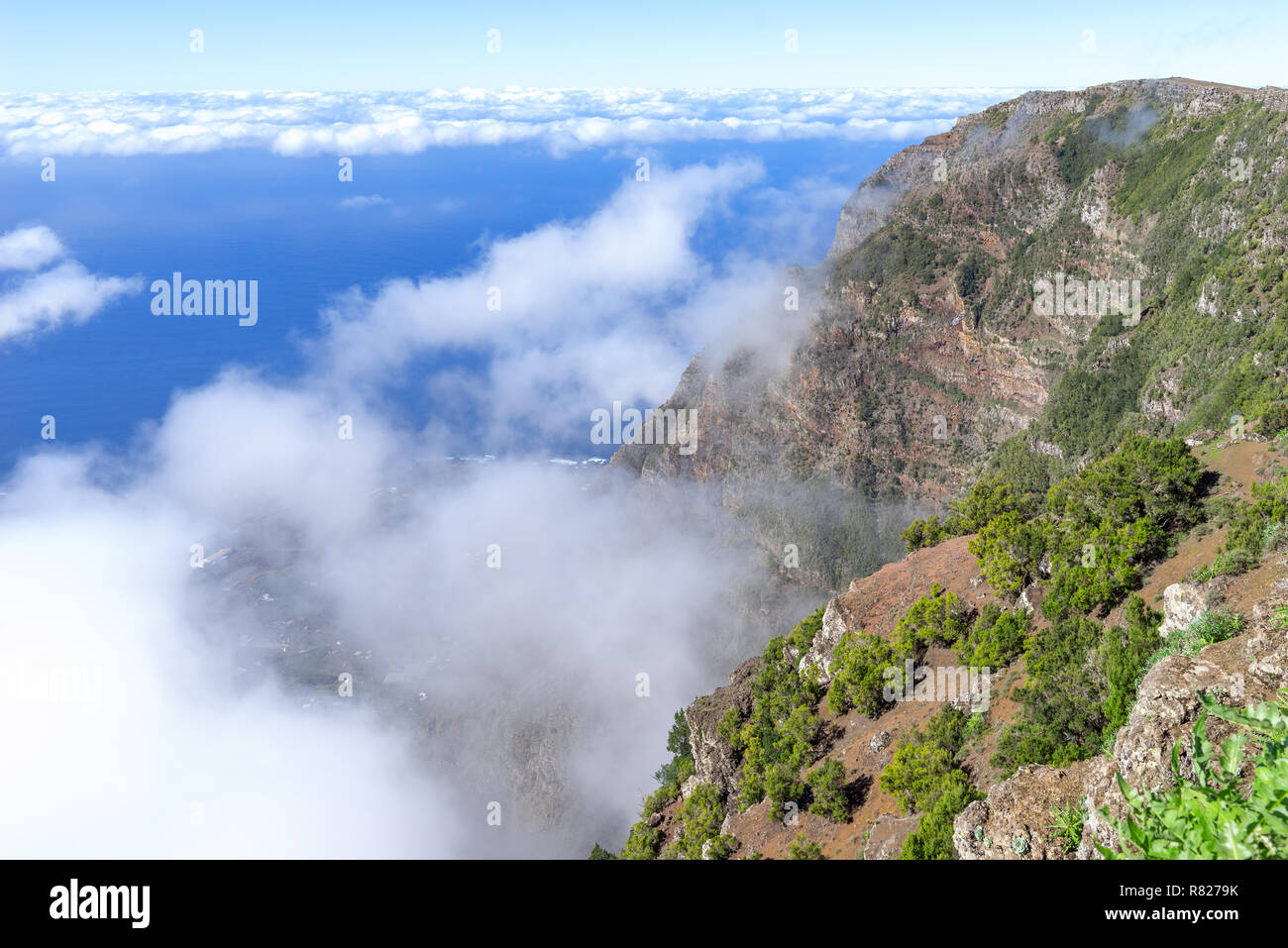 El Hierro - Passat nuvole a la faccia di roccia del El Golfo Valley Foto Stock