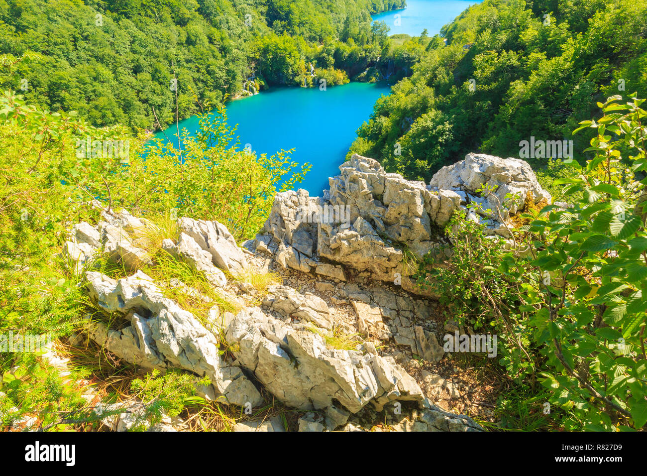 Antenna colorati vista panoramica sulla foresta, alberi, paesaggio, blu acqua laghi e cascate del Parco Nazionale dei laghi di Plitvice, Croazia Foto Stock