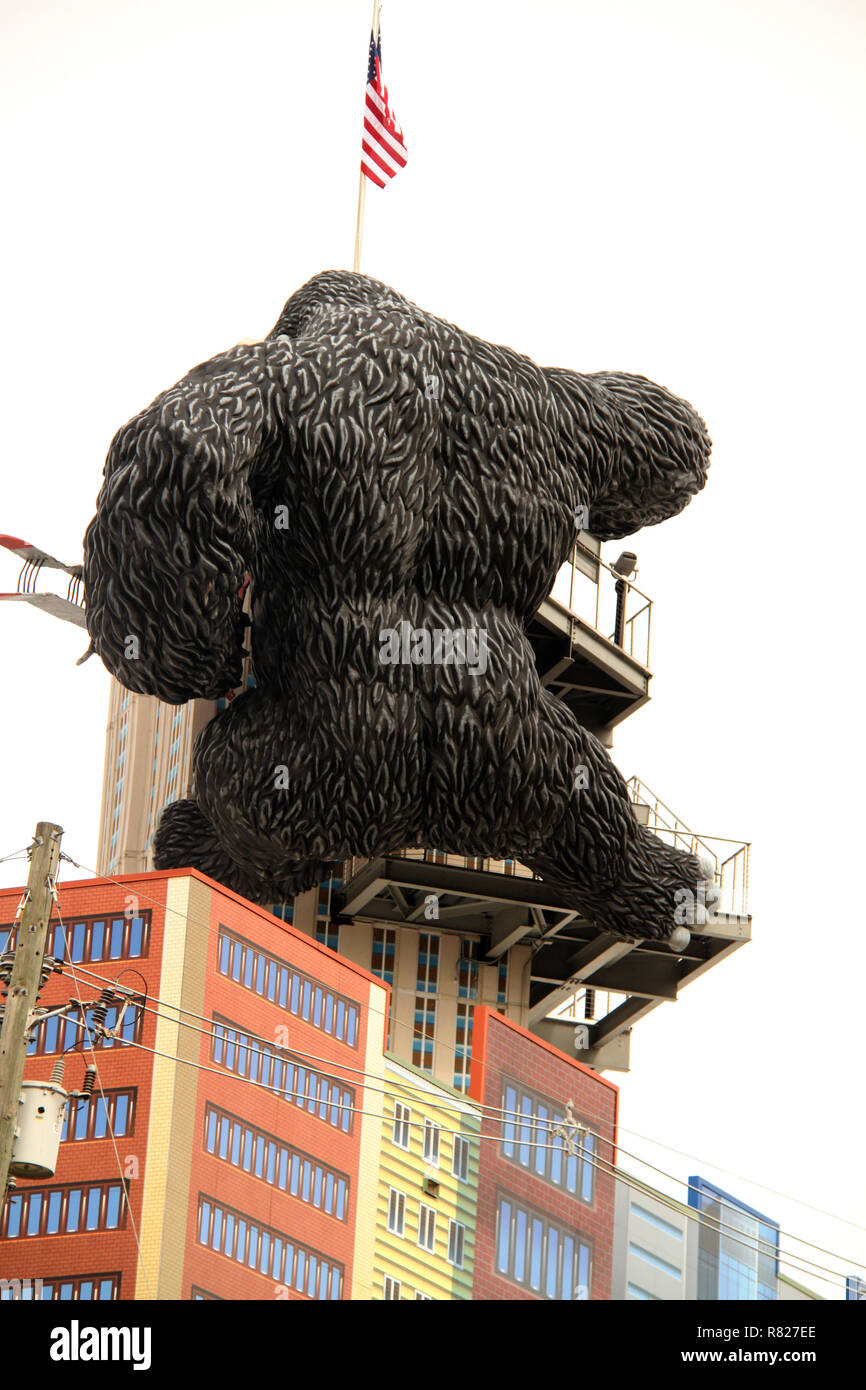 Il gigante King Kong arrampica le pseudo strutture al Museo delle cere di Hollywood a Pigeon Forge, Tennessee, USA Foto Stock