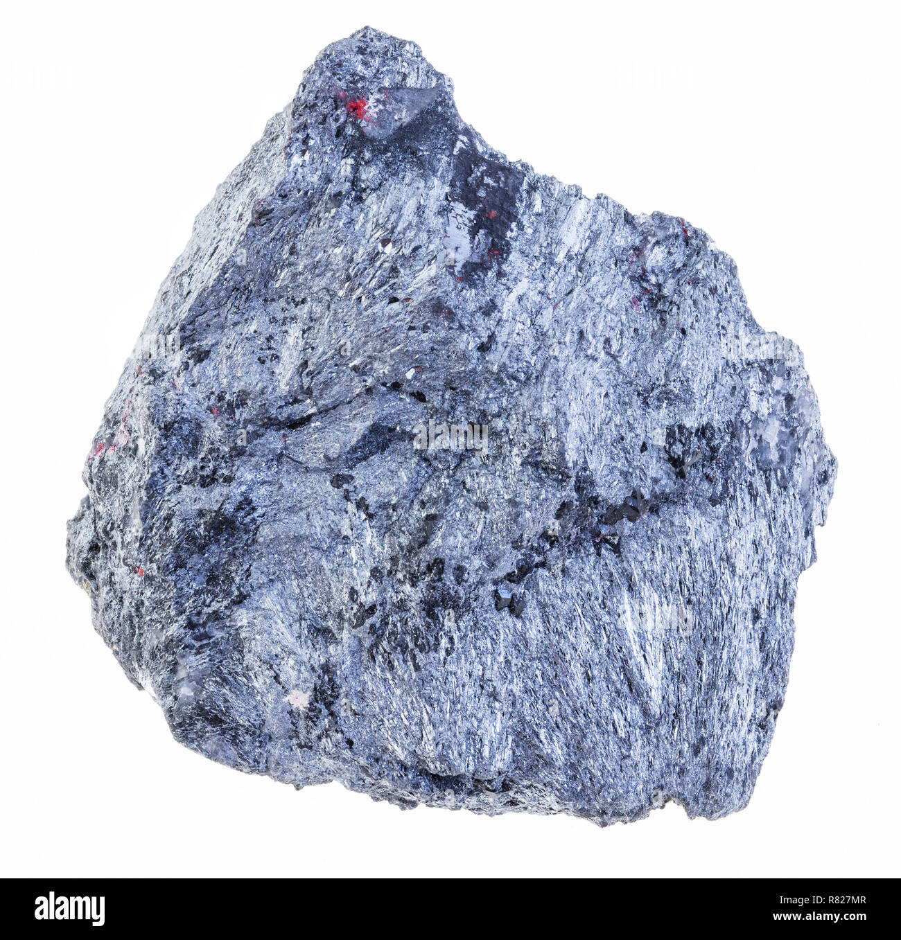 La fotografia macro di naturale minerale da collezione geologica - antimonite ruvida (stibnite) ore su sfondo bianco Foto Stock