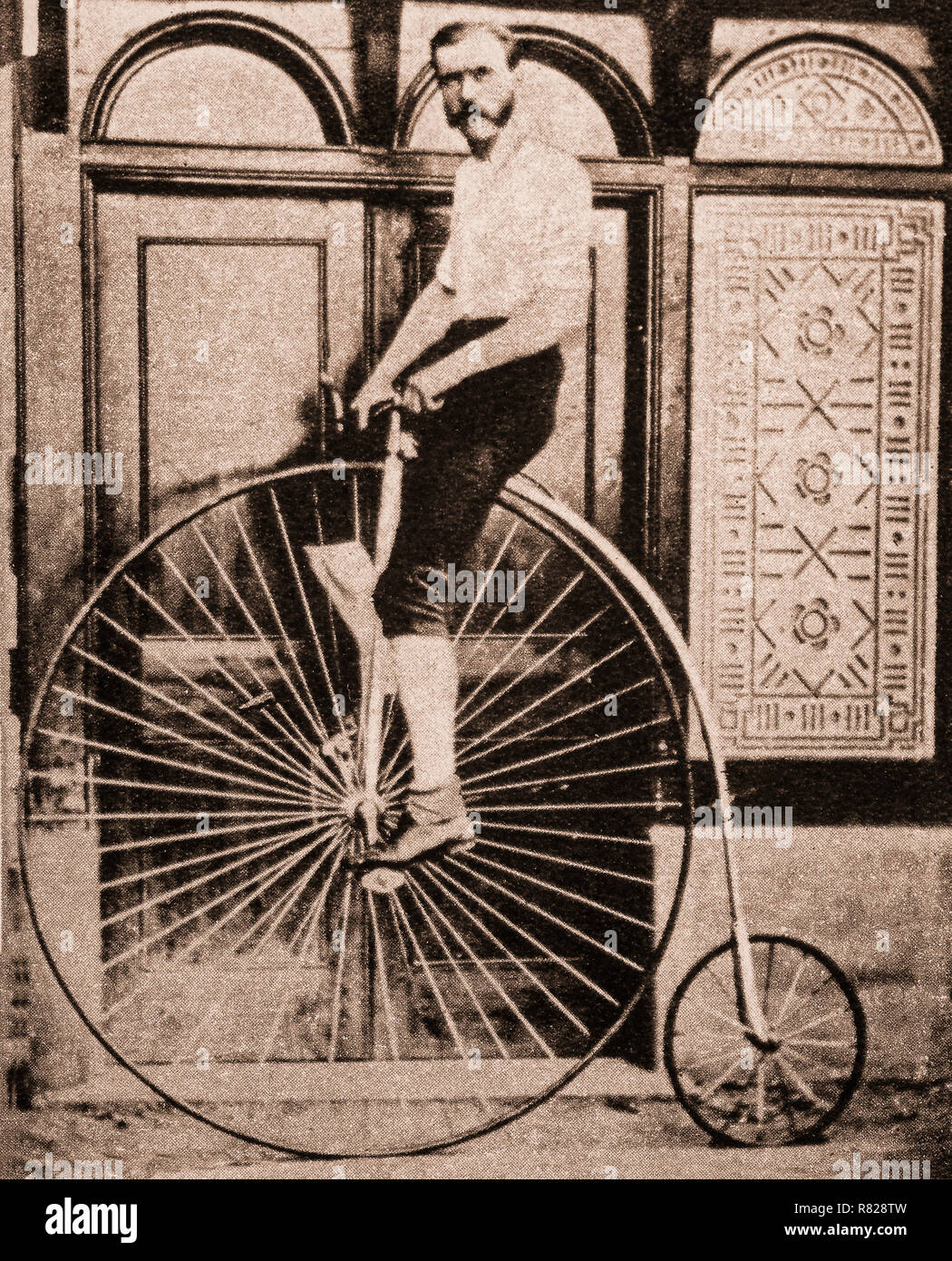 Il Penny Farthing, noto anche come una ruota alta, alta wheeler e ordinario, è stata la prima macchina per essere chiamato un 'bicicletta' popolare negli anni settanta e ottanta la, con la sua grande ruota anteriore fornendo ad alta velocità (a causa di essa che viaggiano a grande distanza per ogni rotazione delle gambe) e comfort (la grande ruota fornisce un maggiore assorbimento degli urti), è diventato obsoleto dal tardo 1880 con lo sviluppo delle moderne biciclette, che ha fornito velocità simile tramite amplificazione a catena treni di ingranaggi e il comfort attraverso i pneumatici e sono stati commercializzati in confronto a penny-farthings come 'sicurezza biciclette Foto Stock