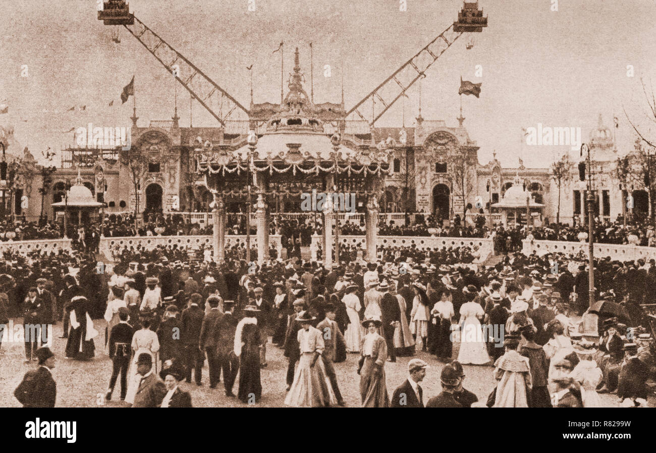 La mostra franco-britannica del 1908, noto anche come "La Bussola Exhibition", e come Elite giardini, una grande fiera di pubblico che ha attirato 8 milioni di visitatori e ha celebrato il "Entente Cordiale firmato nel 1904 dal Regno Unito e Francia. La mostra gli edifici sono stati rivestiti in bianco lucido marmo, e l'attrazione presto è stato soprannominato il "grande Città Bianca". Il soprannome bloccato e la città bianca è oggi il nome formale per la zona appena a nord di Shepherd's Bush. Foto Stock