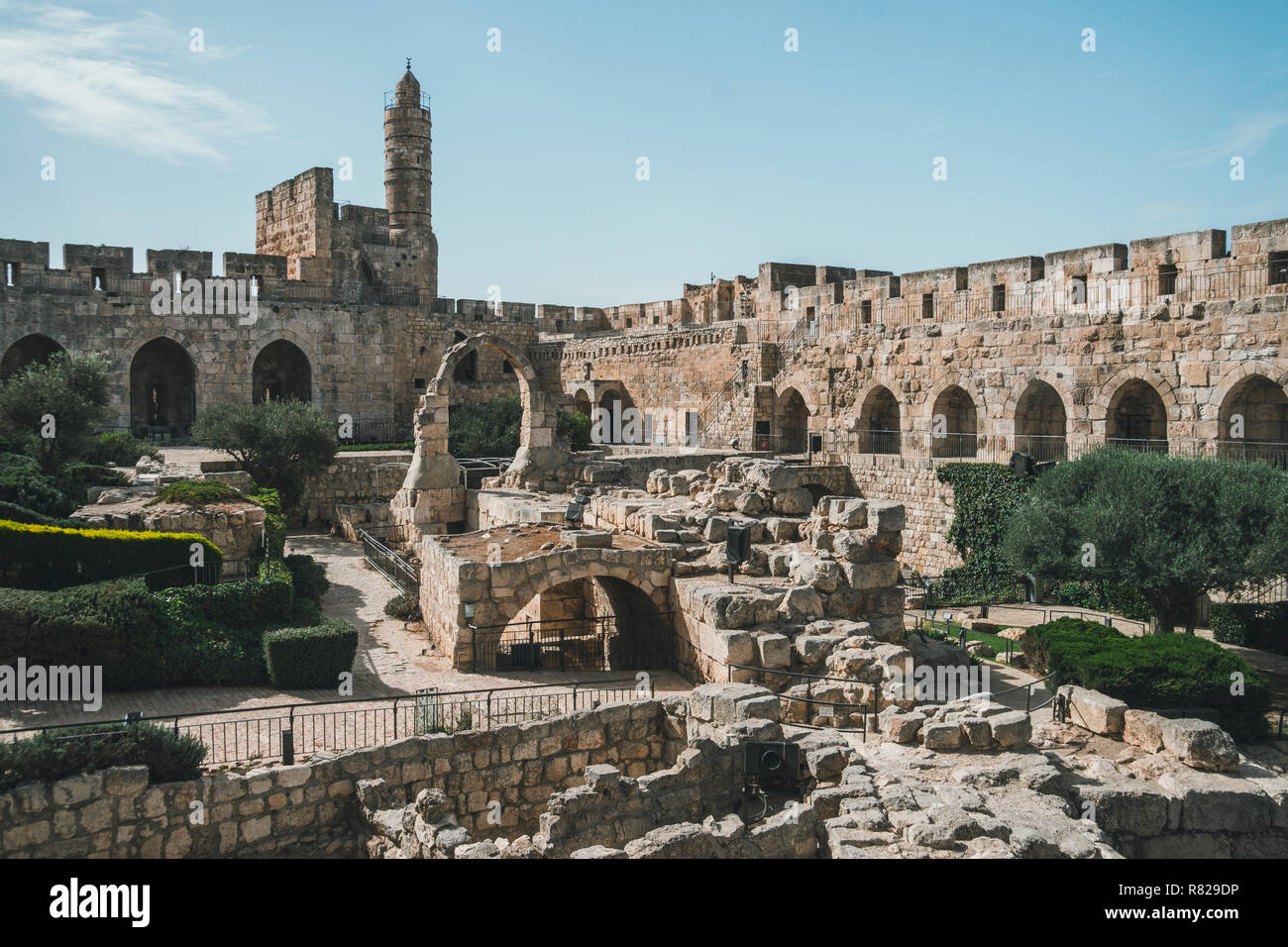 Torre di Davide o cittadella di Gerusalemme. Gerusalemme, Israele. Il cortile dietro un alto muro di pietra. In giro per la città vecchia di Irusalim Foto Stock