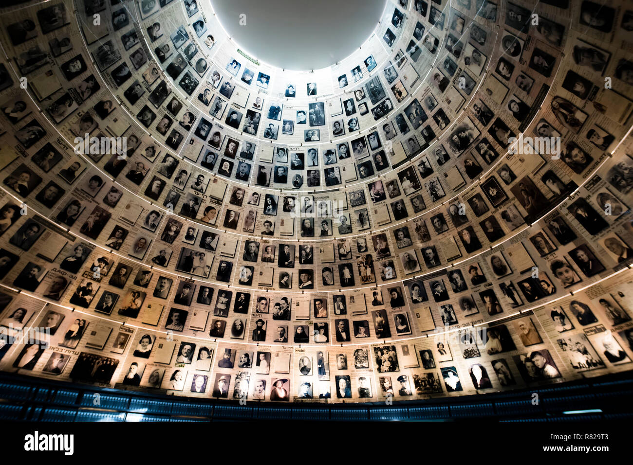 Gerusalemme, Israele - Febbraio 27th, 2017: la Sala dei nomi nel Mausoleo di Yad Vashem - il memoriale dell'Olocausto Sito in Gerusalemme, Israele, ricordando alcuni dei 6 milioni di ebrei uccisi durante la Seconda Guerra Mondiale Foto Stock