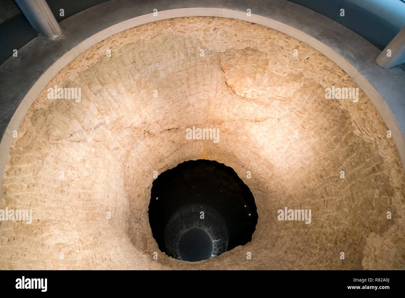 La Sala dei nomi nel Mausoleo di Yad Vashem - il memoriale dell'Olocausto Sito in Gerusalemme, Israele, ricordando alcuni dei 6 milioni di ebrei uccisi durante la Seconda Guerra Mondiale. Foto Stock