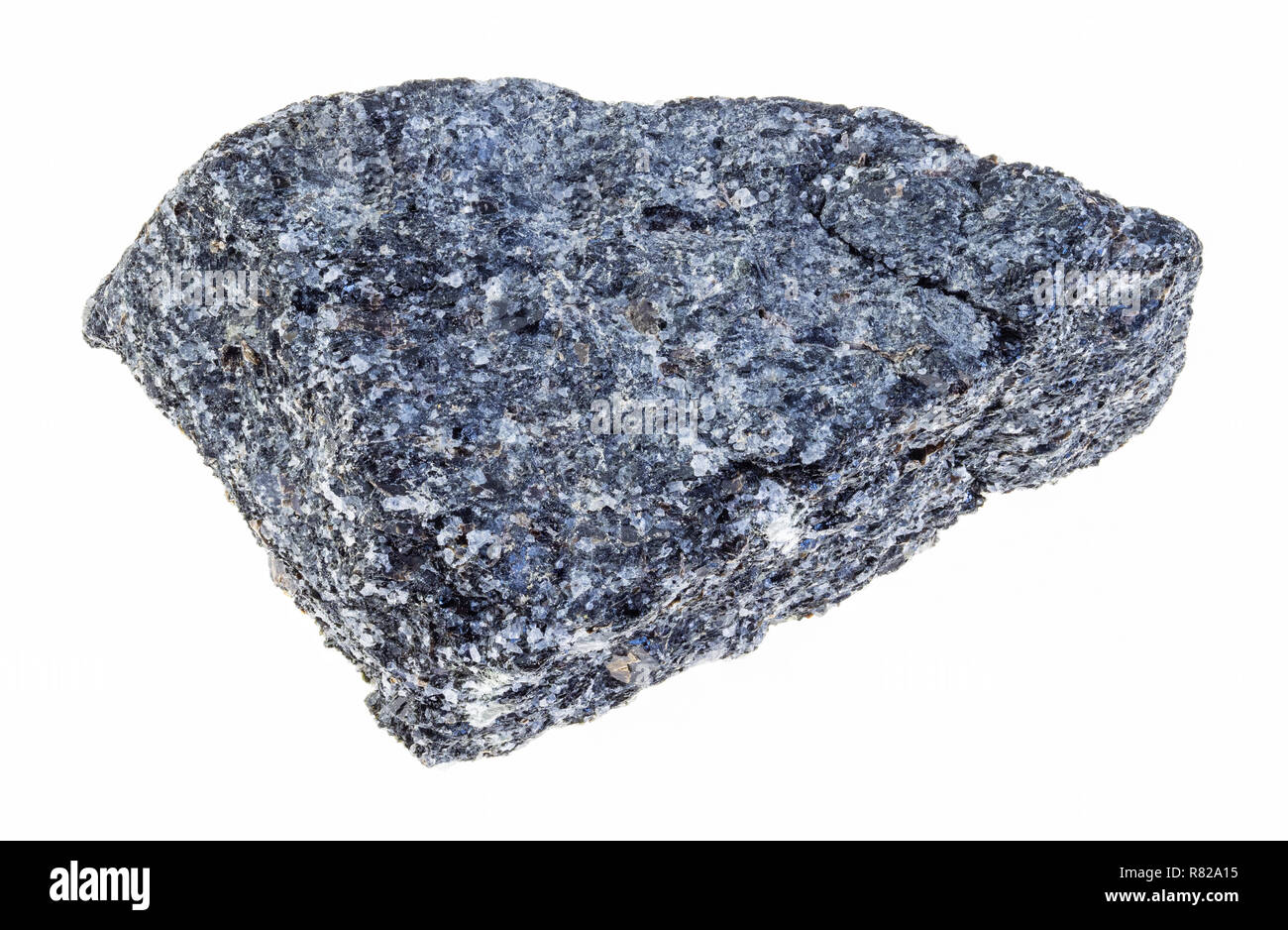 La fotografia macro di naturale minerale da collezione geologica - ruvida nefelina sienite pietra su sfondo bianco Foto Stock