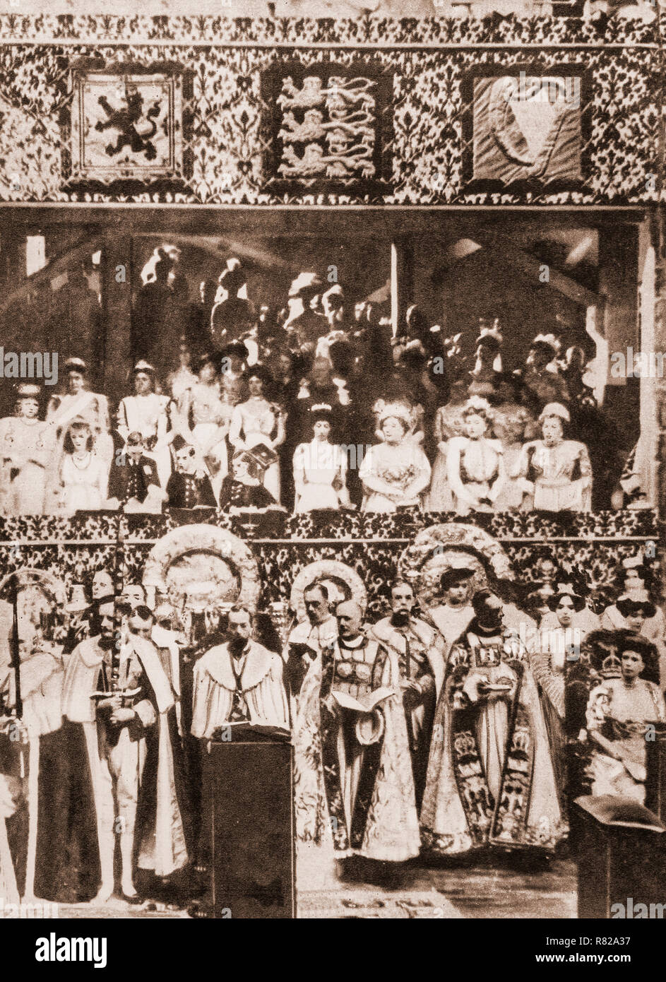 L'incoronazione di George V e Maria di Teck come il Re e la Regina del Regno Unito e l'impero britannico che avvengono presso l'Abbazia di Westminster, Londra, il 22 giugno 1911. Questo è stato il secondo dei quattro di tali eventi che si tengono durante il ventesimo secolo e l'ultima ad essere frequentato da royal rappresentanti della grande Europa continentale di imperi. Foto Stock