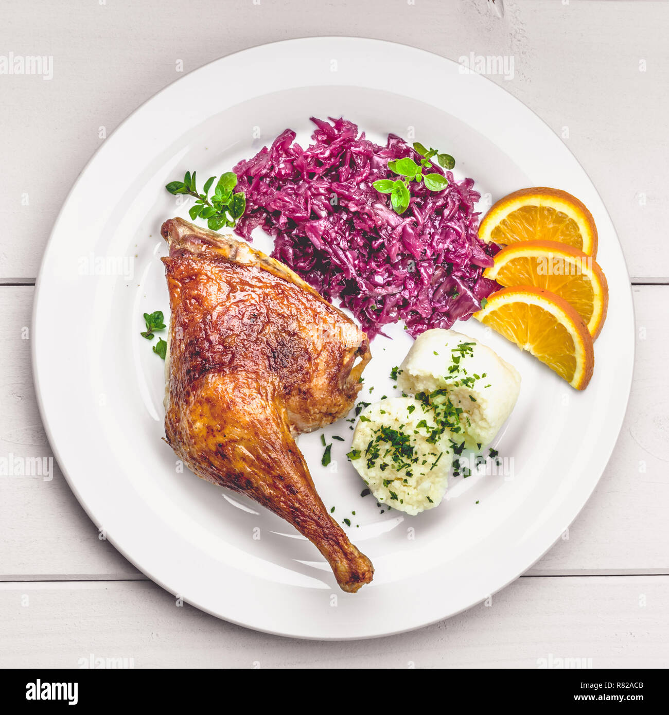 Anatra arrosto con gnocchi di patate e cavolo rosso e arance Foto Stock