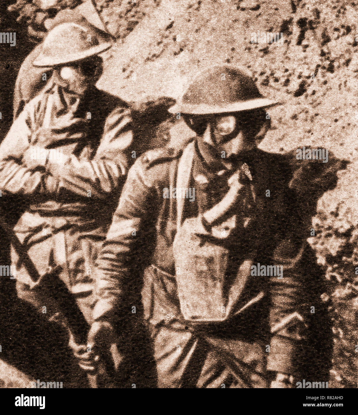 Soldati britannici con maschere a gas a seguito dell'uso di di avvelenato il gas utilizzato per la prima volta nel mese di aprile 1915. Cloro oppure gas mostarda è stato rilasciato dai cilindri in una densa nuvola o cotto in gusci di diventare un normale arma offensiva su entrambi i lati del conflitto. Foto Stock