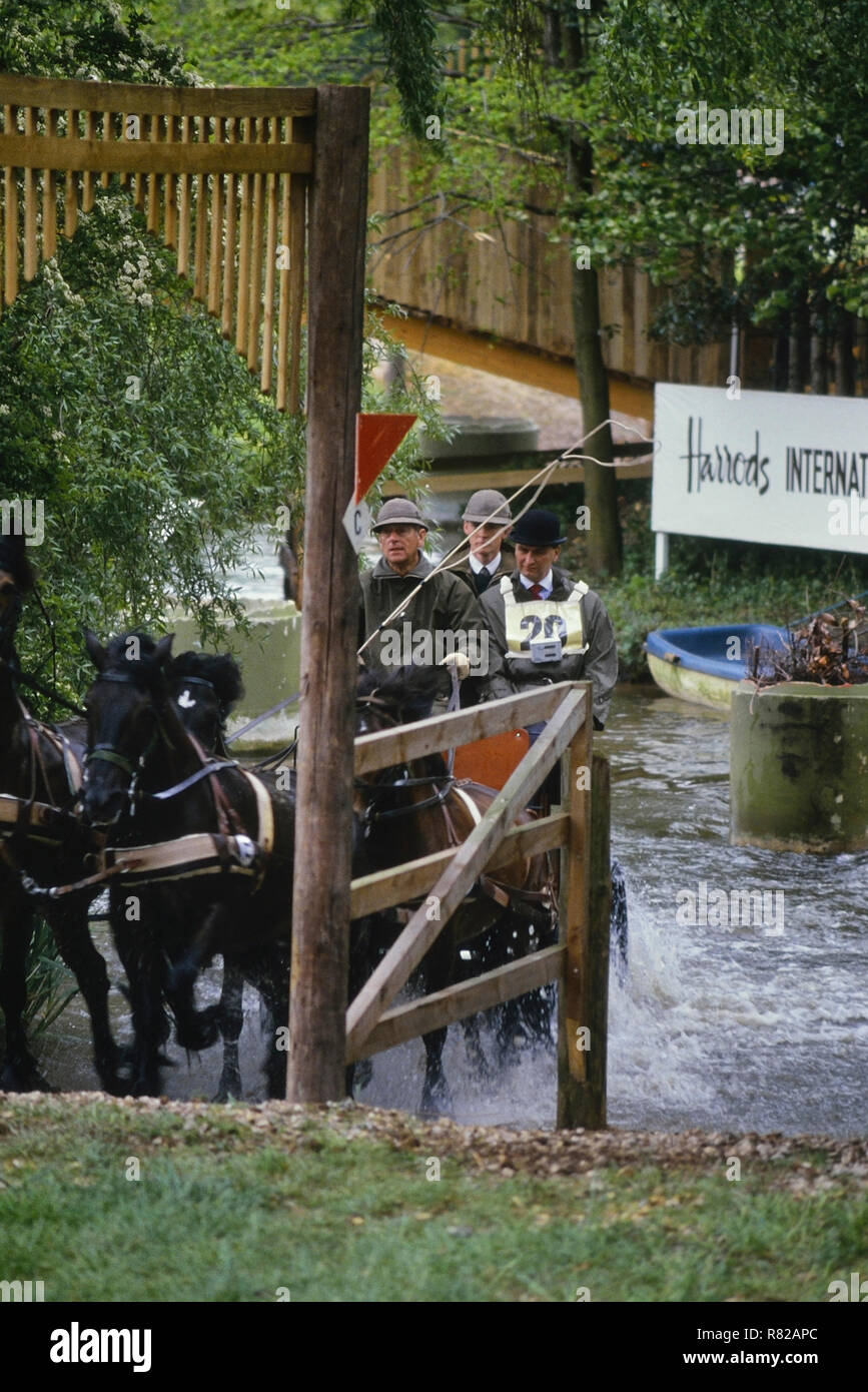 Il Principe Filippo , Duca di Edimburgo concorrenti a carrello di guida. Windsor Horse Show. Berkshire, Inghilterra, Regno Unito. Circa 1989 Foto Stock