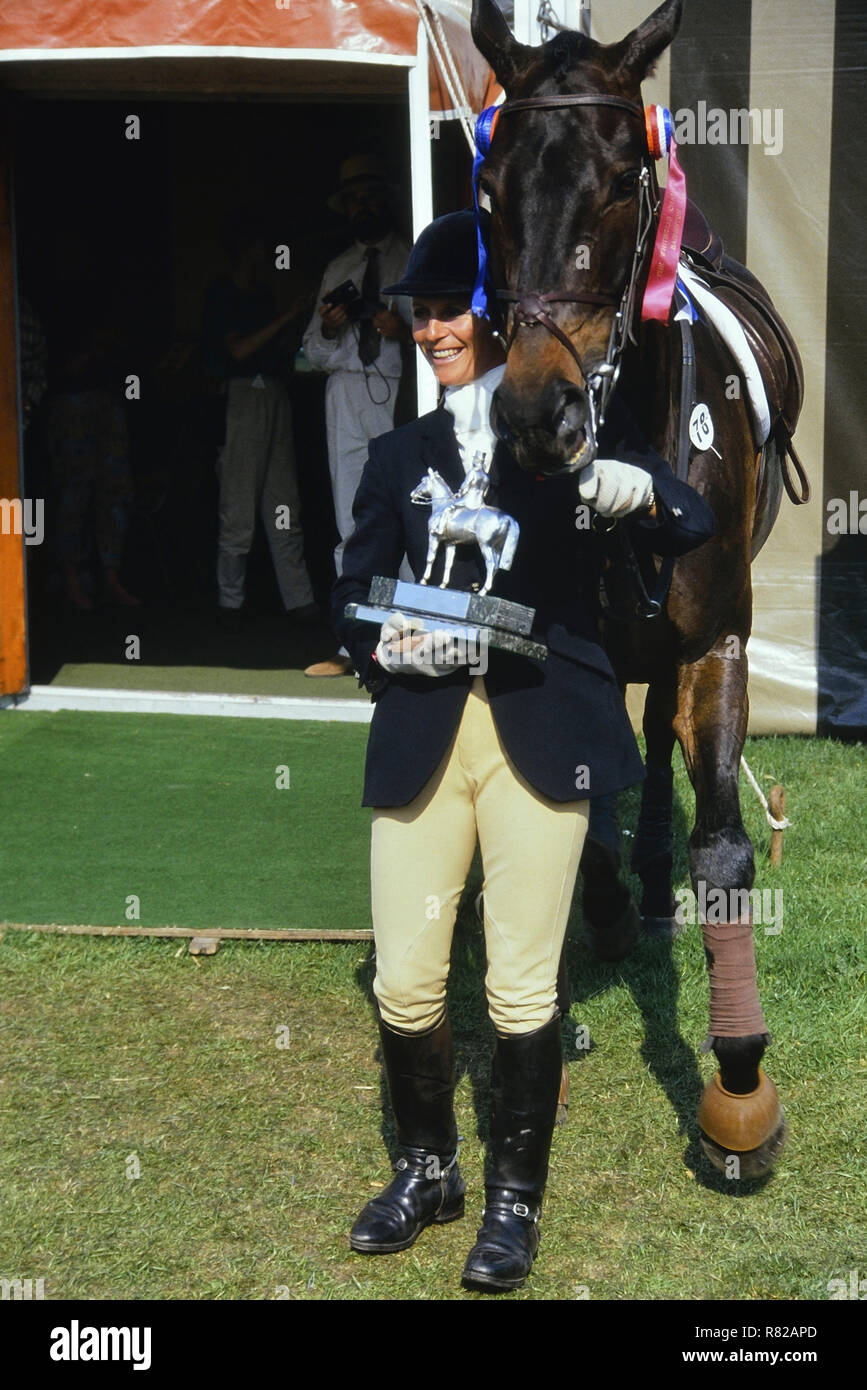 Virginia (Ginny) Leng con il suo cavallo maestro artigiano. Whitbread Trophy 1989. Badminton horse trials champion. In Inghilterra. Regno Unito Foto Stock