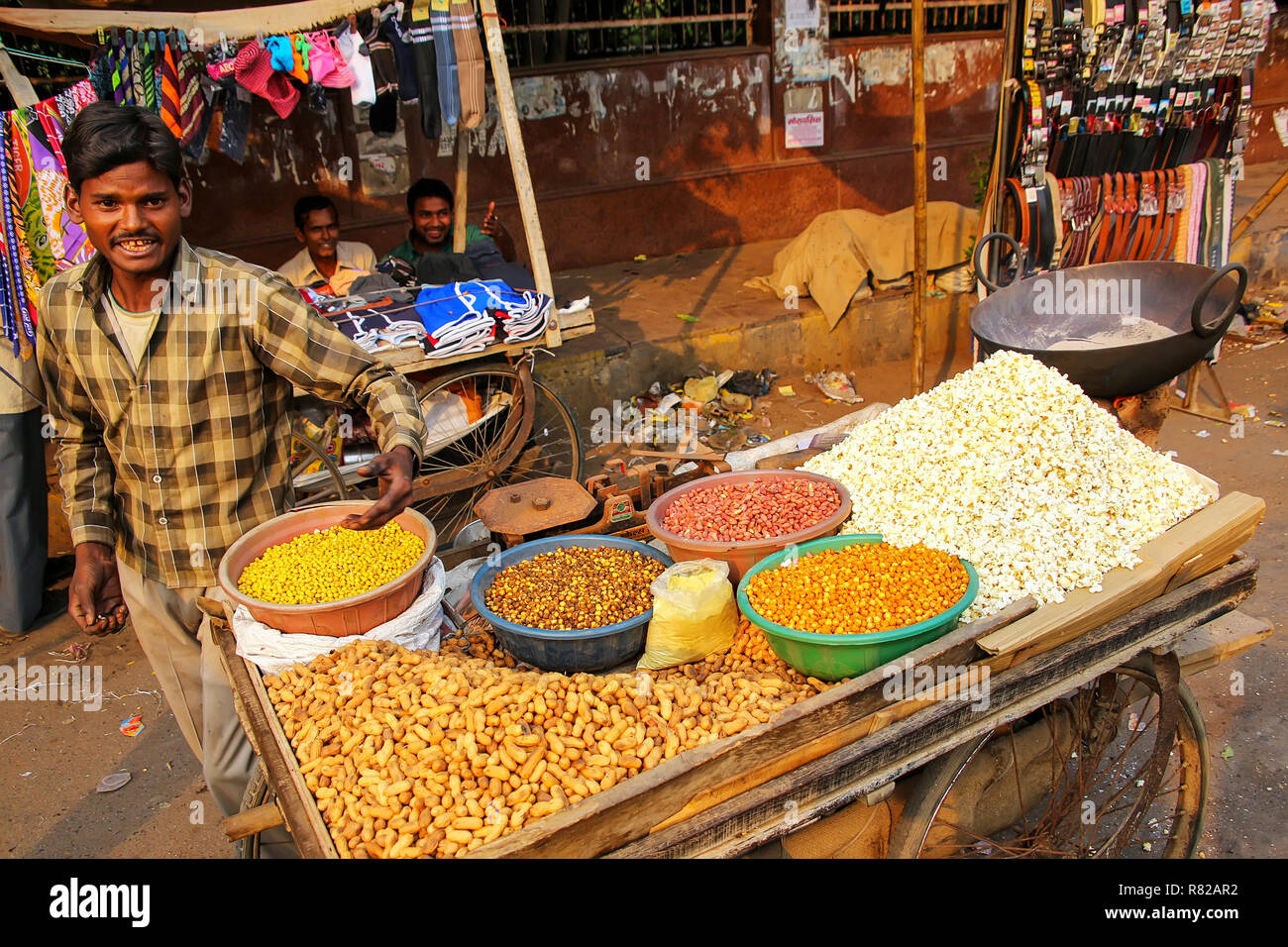 Giovane uomo vendita di popcorn a Kinari Bazar in Agra, Uttar Pradesh, India. Agra è una delle più popolose città in Uttar Pradesh Foto Stock