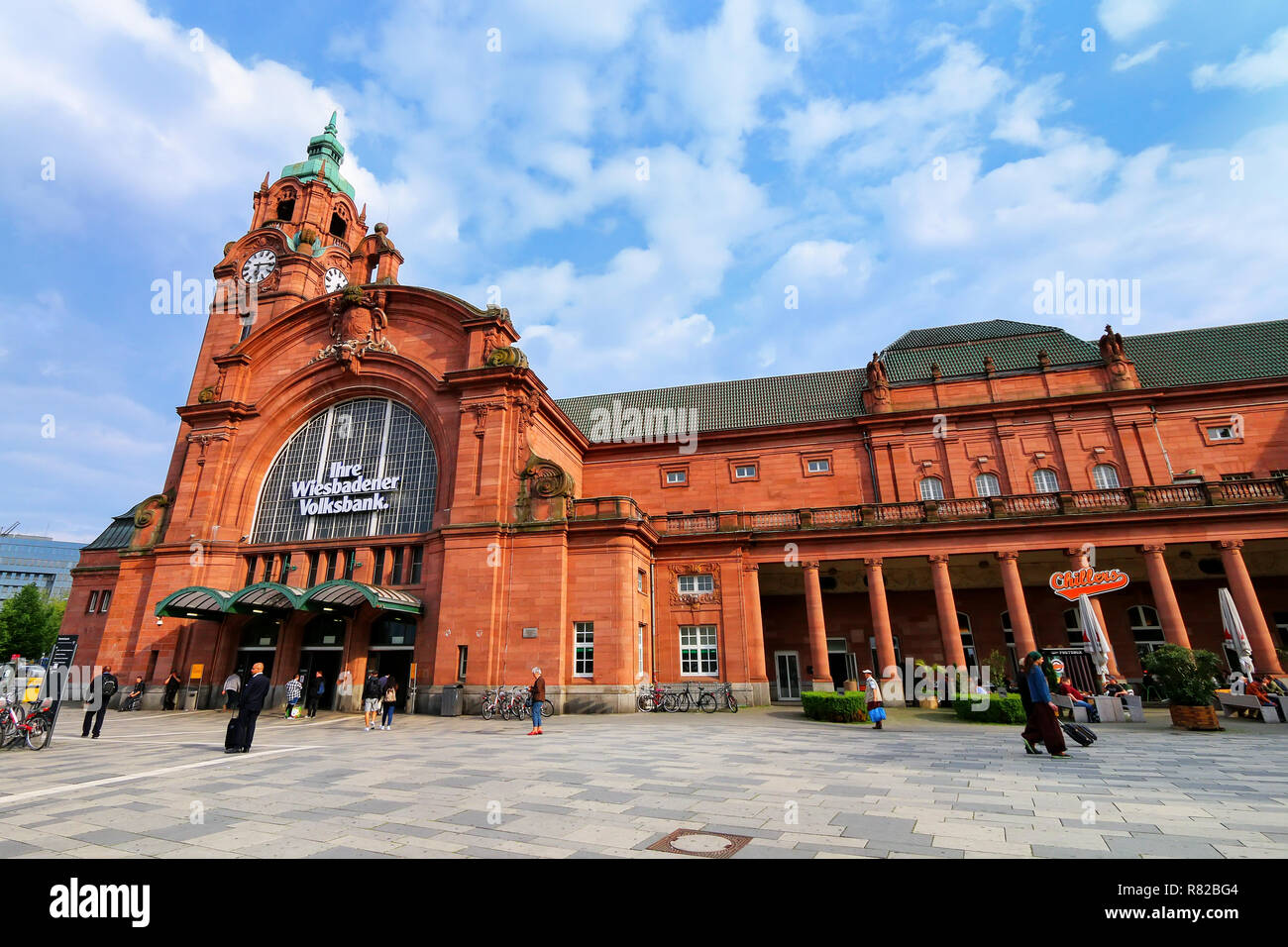 Stazione ferroviaria Edificio in Wiesbaden, Hesse, Germania. La stazione è utilizzata da più di 40 milioni di viaggiatori ogni giorno. Foto Stock