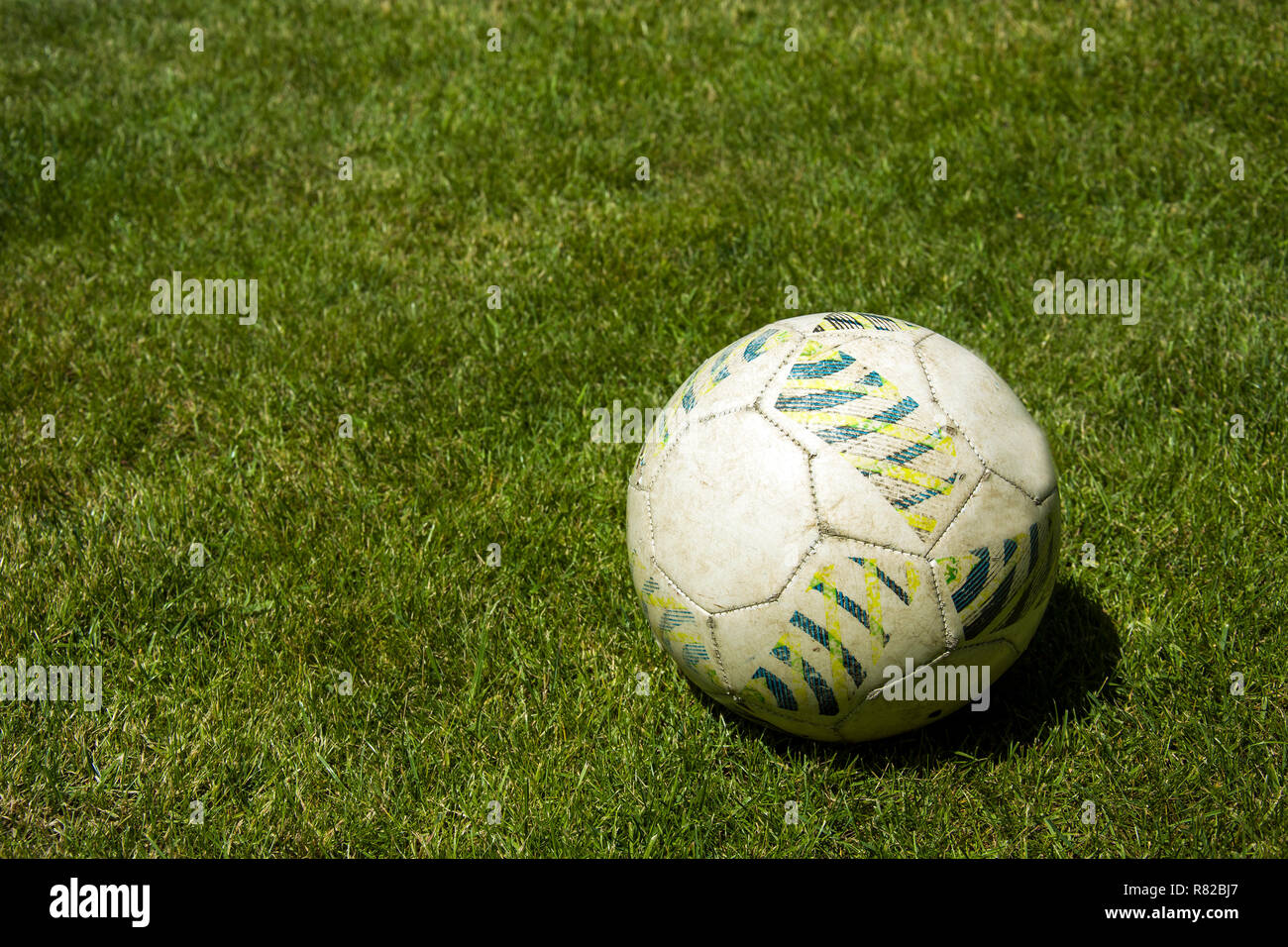 Pallone da calcio sdraiati sull'erba verde Foto Stock