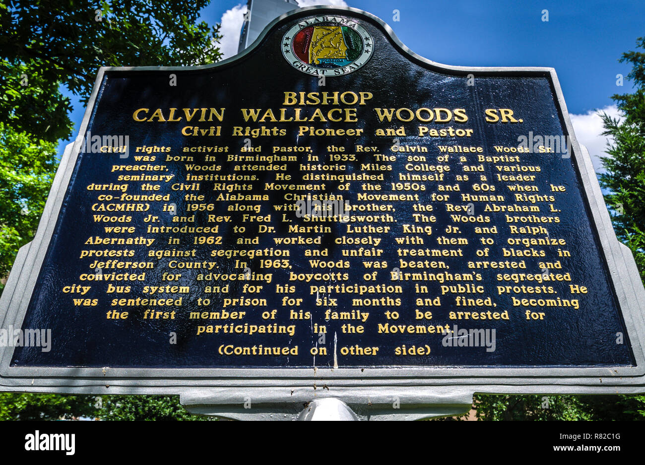 Una lapide ricorda la vita dei diritti civili pioneer Rev. Calvin Wallace boschi, Sr., luglio 12, 2015, a Kelly Ingram Park di Birmingham, Alabama. Foto Stock