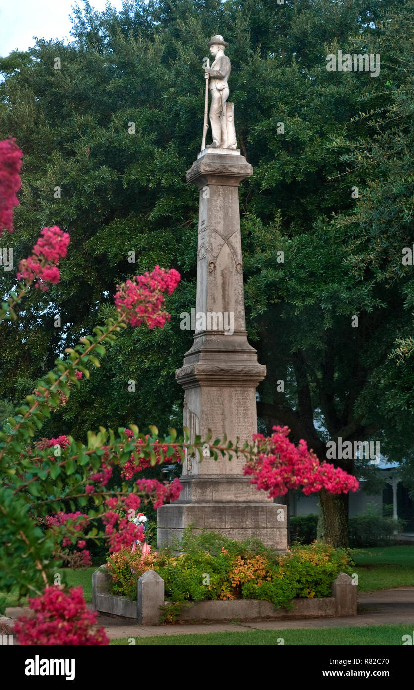 Un confederato memorial sorge di fronte alla Hale County Courthouse in Greensboro, Alabama. Foto Stock