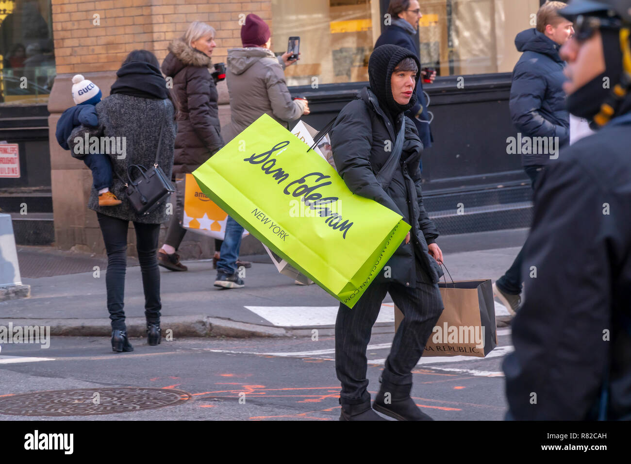 Shopper con i suoi acquisti in Soho a New York sabato 8 dicembre 2018 durante lo shopping di Natale stagione. (Â© Richard B. Levine) Foto Stock