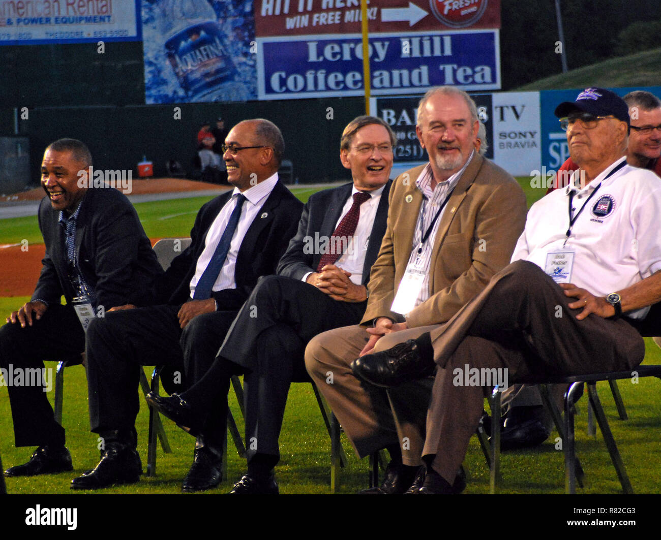 Rickey Henderson, Reggie Jackson, Major League Baseball Commissario Bud Selig, Bruce Sutter e Bob Feller per la dedicazione di Hank Aaron museum Foto Stock