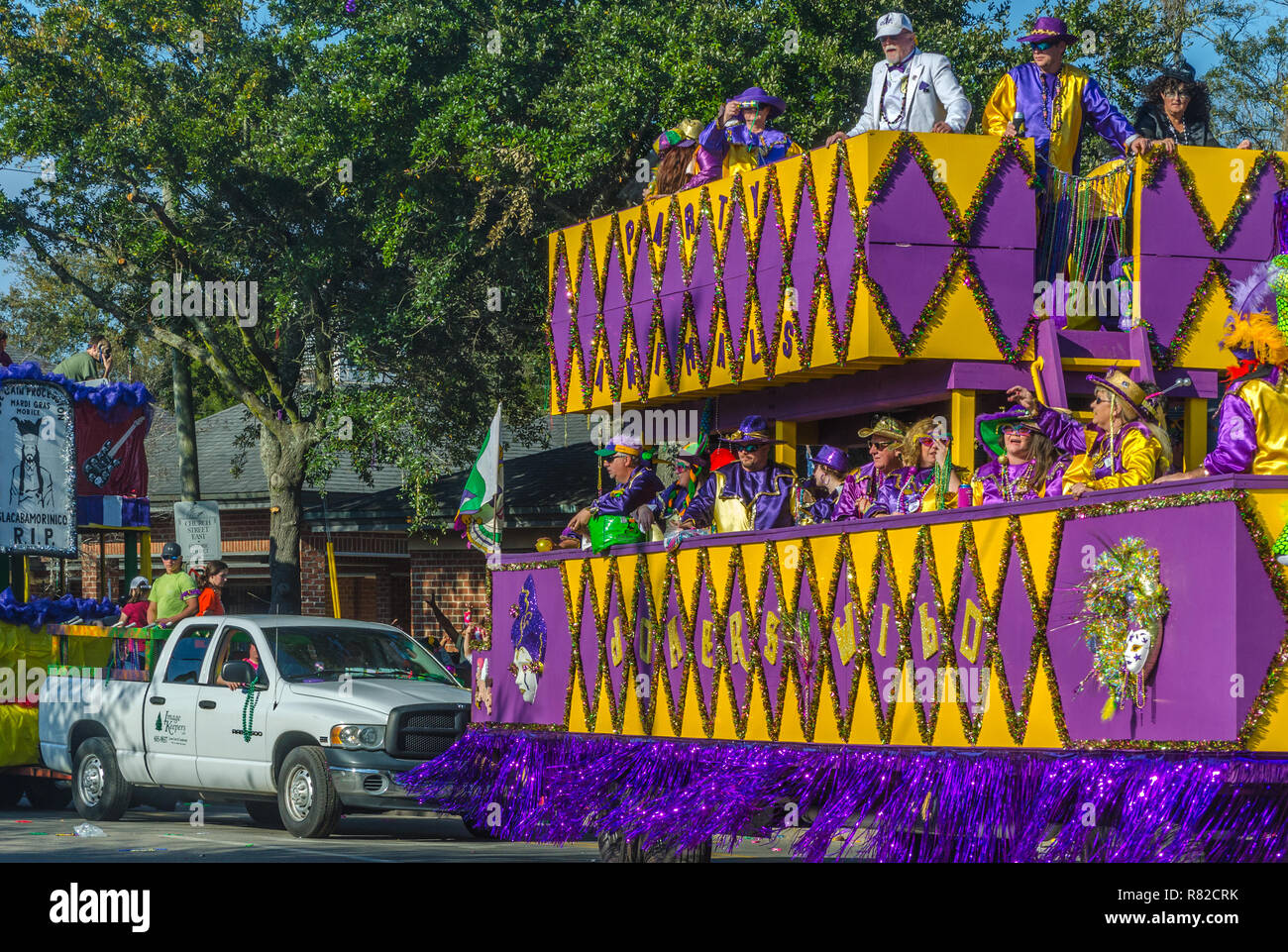 Il Jokers Wild galleggiante viaggia verso Washington Street nel Mobile, Alabama durante il Joe Caino parata del giorno a Mardi Gras. Foto Stock