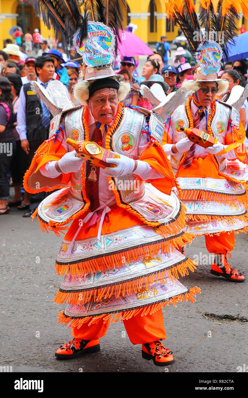 Gli uomini locali ballare durante la festa della Vergine de la Candelaria a Lima in Perù. Il nucleo del festival è la danza e la musica eseguita da differenti d Foto Stock