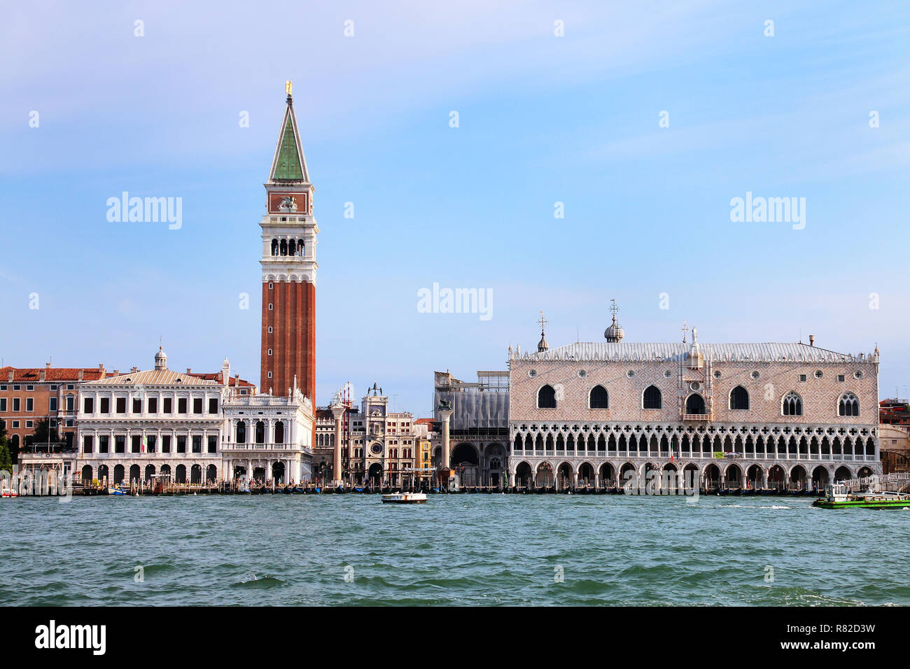 Vista di Piazza San Marco con il Campanile, il Palazzo Ducale e la Biblioteca a Venezia, Italia. Questi edifici sono più riconoscibili simboli della città Foto Stock