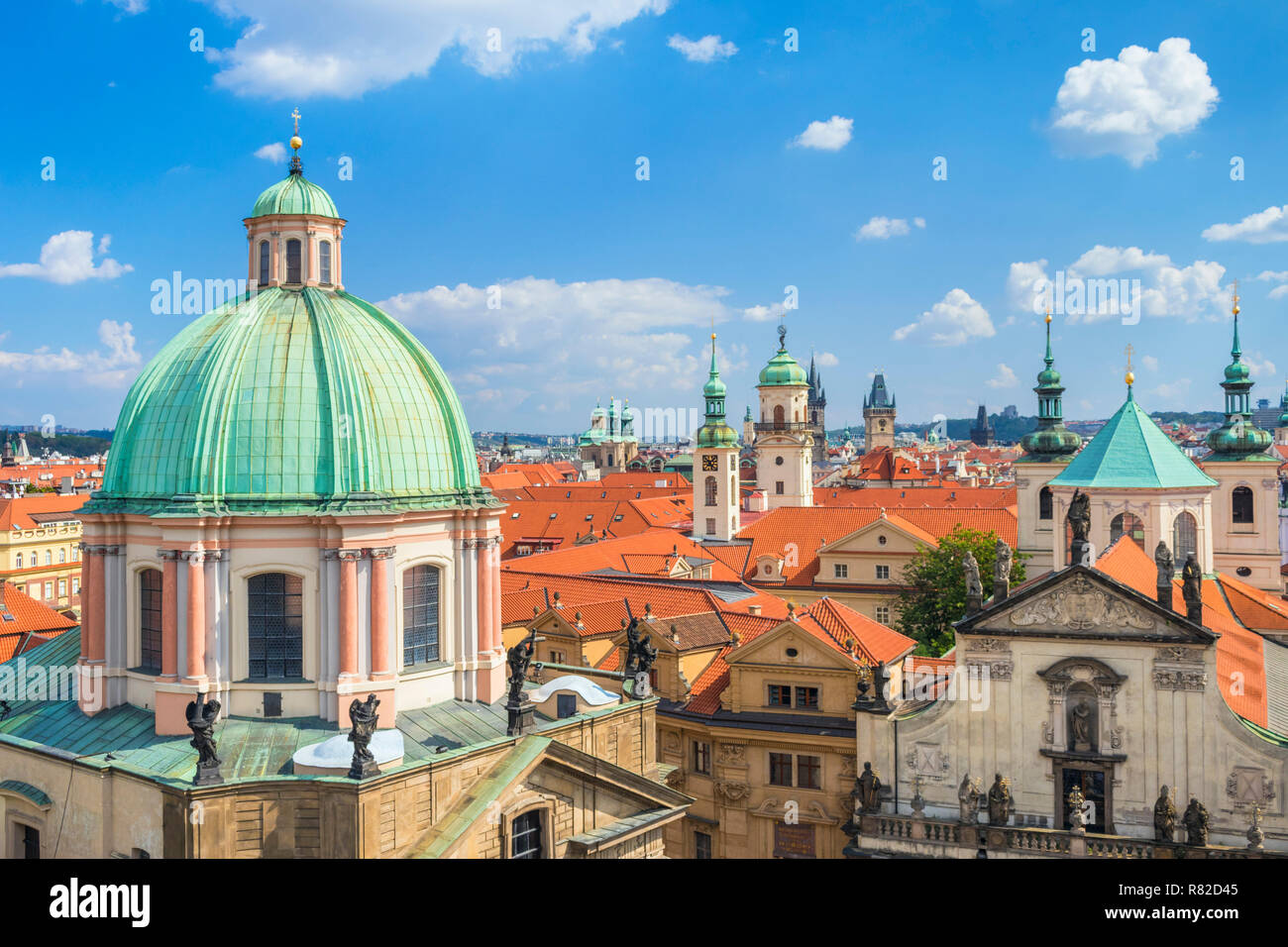 Prague Old Town Staré Město San Francesco di Assisi Chiesa tetto guglie e torri di chiese e antichi palazzi barocchi di Praga Repubblica Ceca Foto Stock