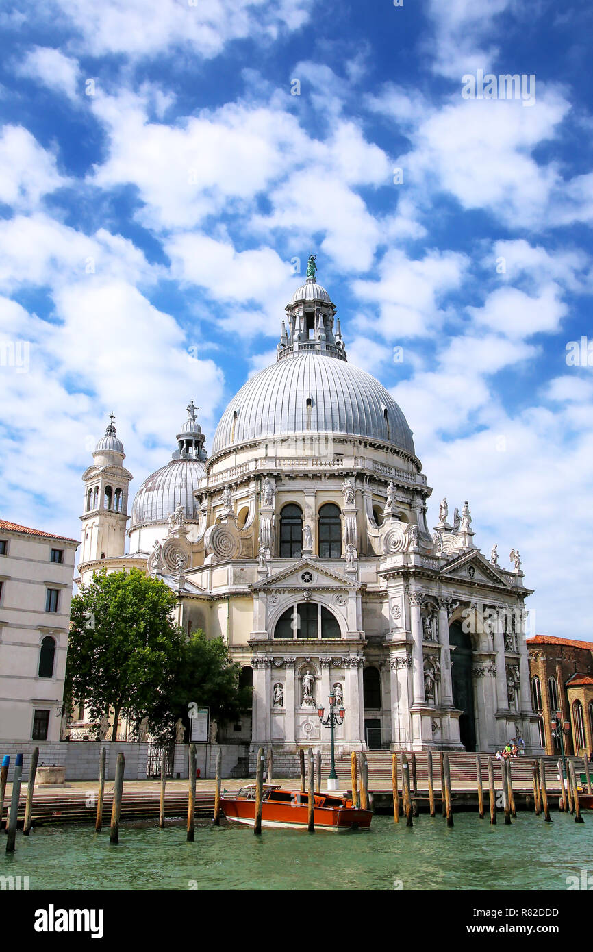 Basilica di Santa Maria della Salute sulla Punta della Dogana a Venezia, Italia. Questa chiesa è stata voluta da Venezia la peste superstiti come grazie per sa Foto Stock