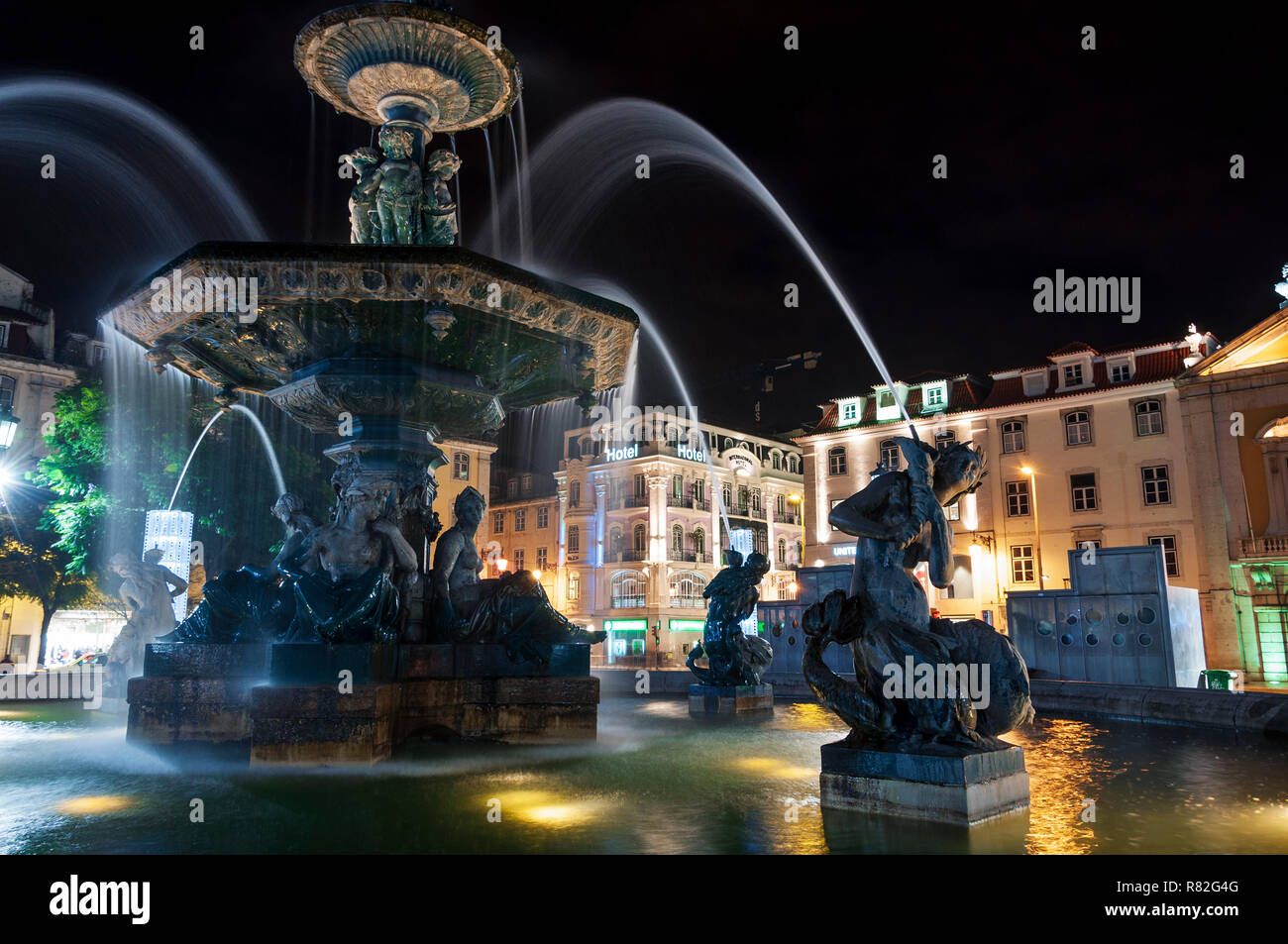 Lisbona, Portogallo - 11 dicembre 2011: vista di Piazza del Rossio (Praca D Pedro V) nella città di Lisbona di notte. Concetto per il viaggio in Portogallo e Foto Stock