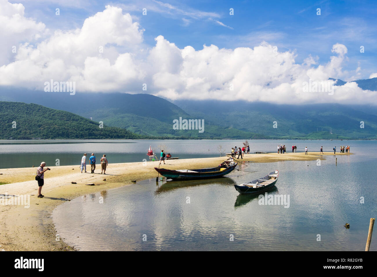 I turisti alla ricerca di paesaggi intorno al giro di una laguna con montagne in Bạch Mã National Park oltre. Lang Co, l'unità PHU Loc, Thua Thien Huê, Vietnam Asia Foto Stock