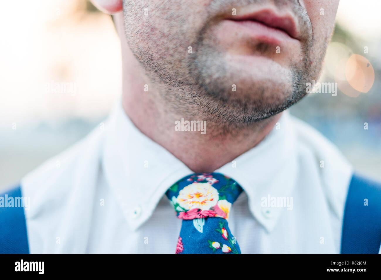 In prossimità della bocca e spalle dell uomo elegante indossa cravatta blu e giarrettiere Foto Stock