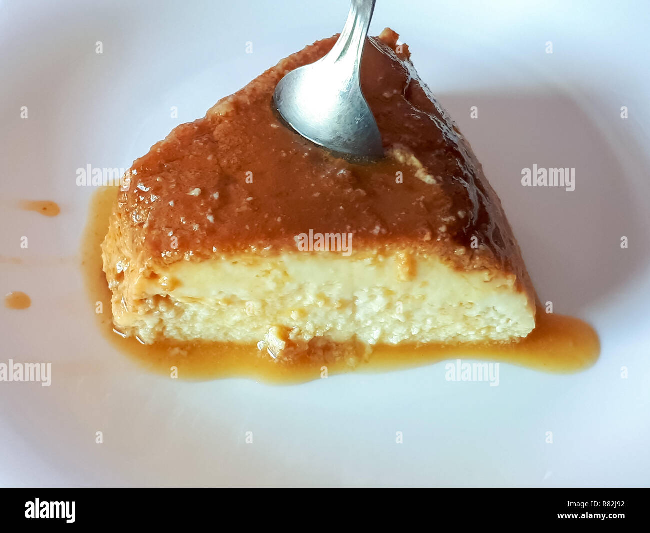 Un delizioso pezzo di pudding con sciroppo di zucchero Foto Stock