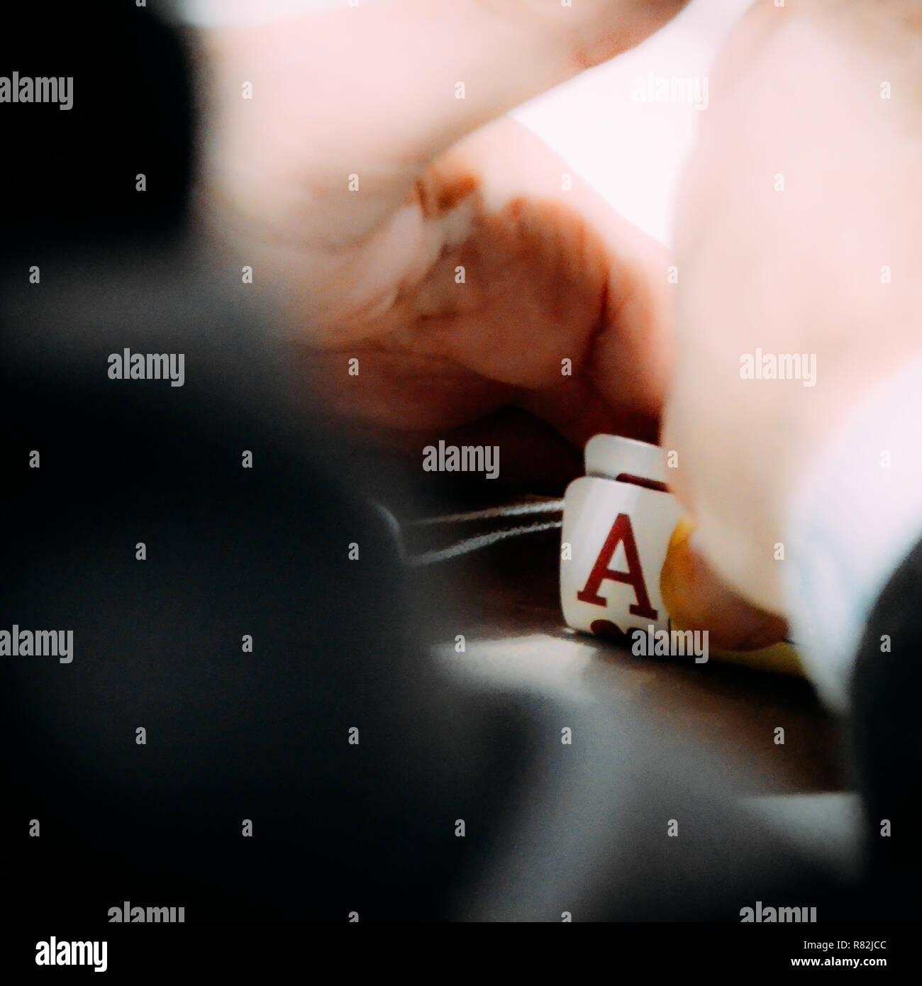 Texas Hold'em Poker player palms rivelando un asso di cuori e un'altra scheda non identificabili dietro - poker le schede del foro Foto Stock