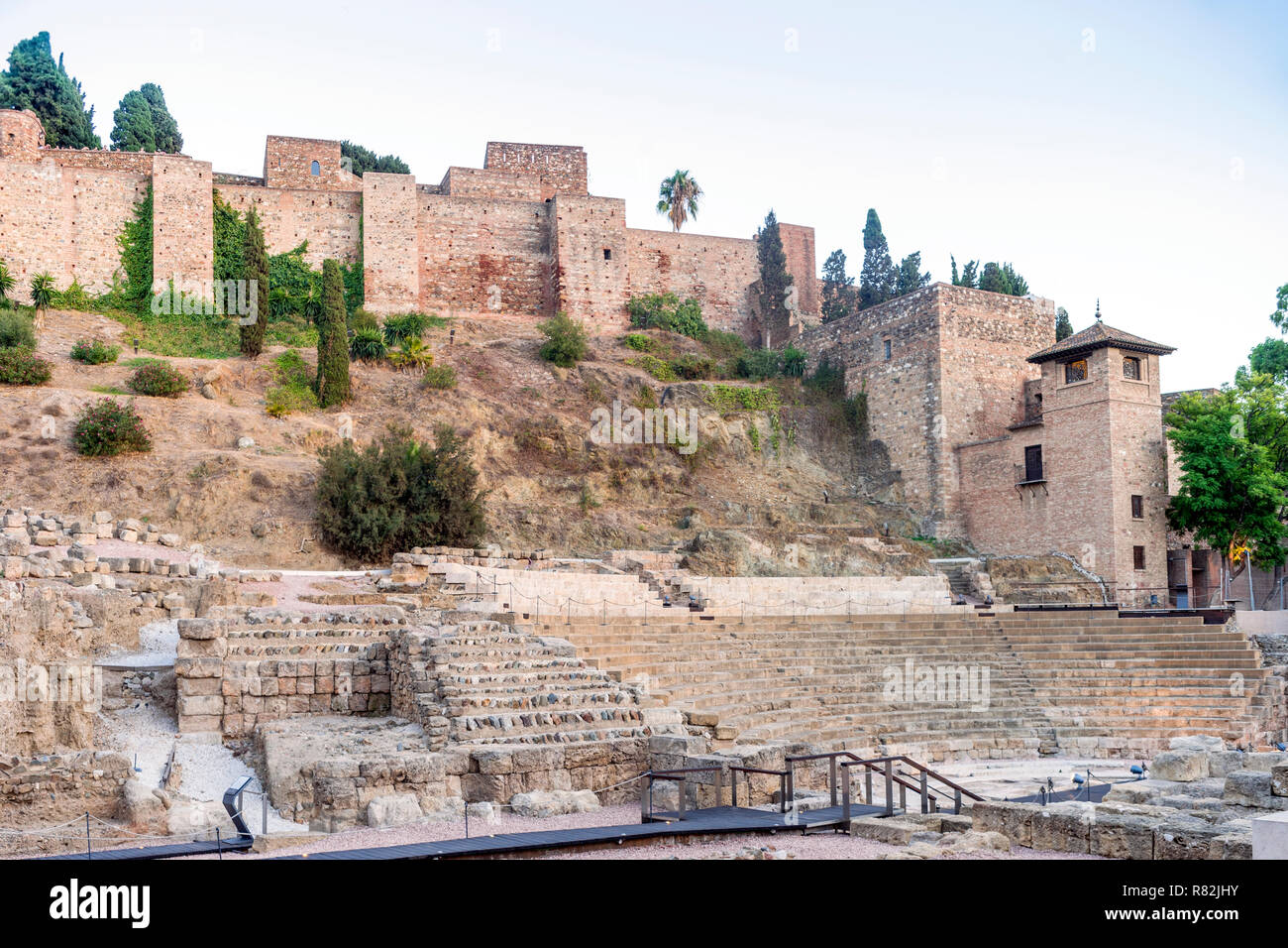 Teatro romano e il castello di Gibralfaro a Malaga, Andalusia, Spagna Foto Stock