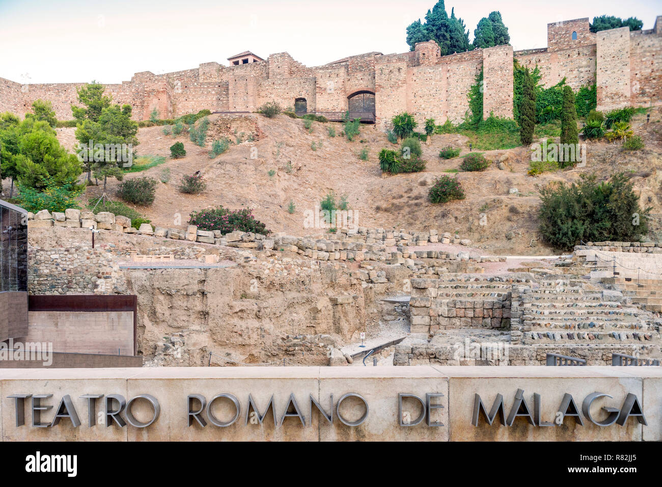 Teatro romano e il castello di Gibralfaro a Malaga, Andalusia, Spagna Foto Stock