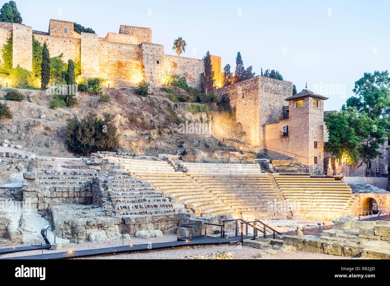 Teatro romano e il castello di Gibralfaro a Malaga, Andalusia, Spagna Foto Stock