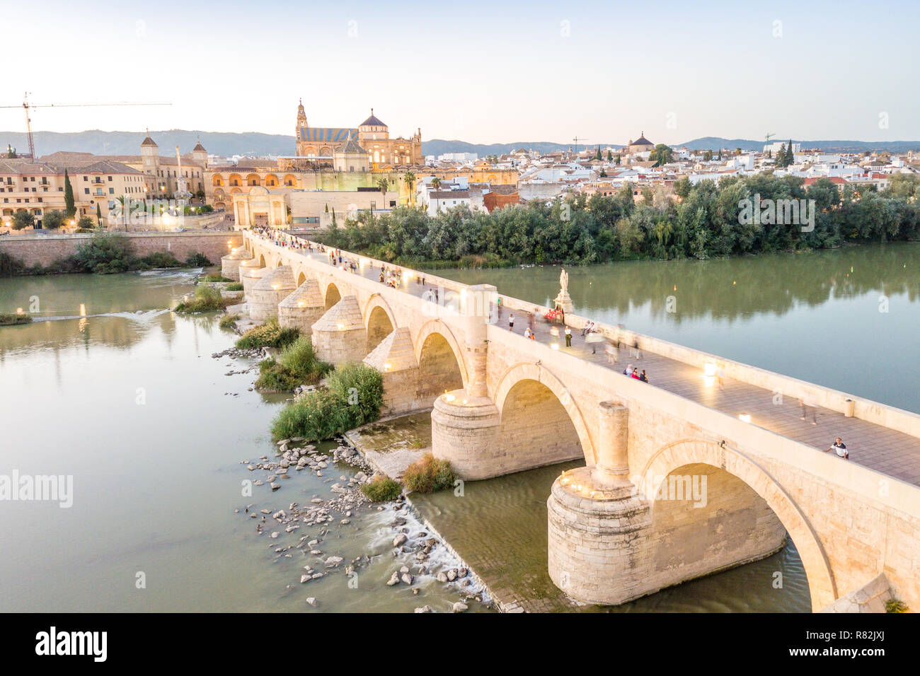 Vista aerea del famoso ponte romano e la moschea-cattedrale di Cordoba, Andalusia, Spagna Foto Stock