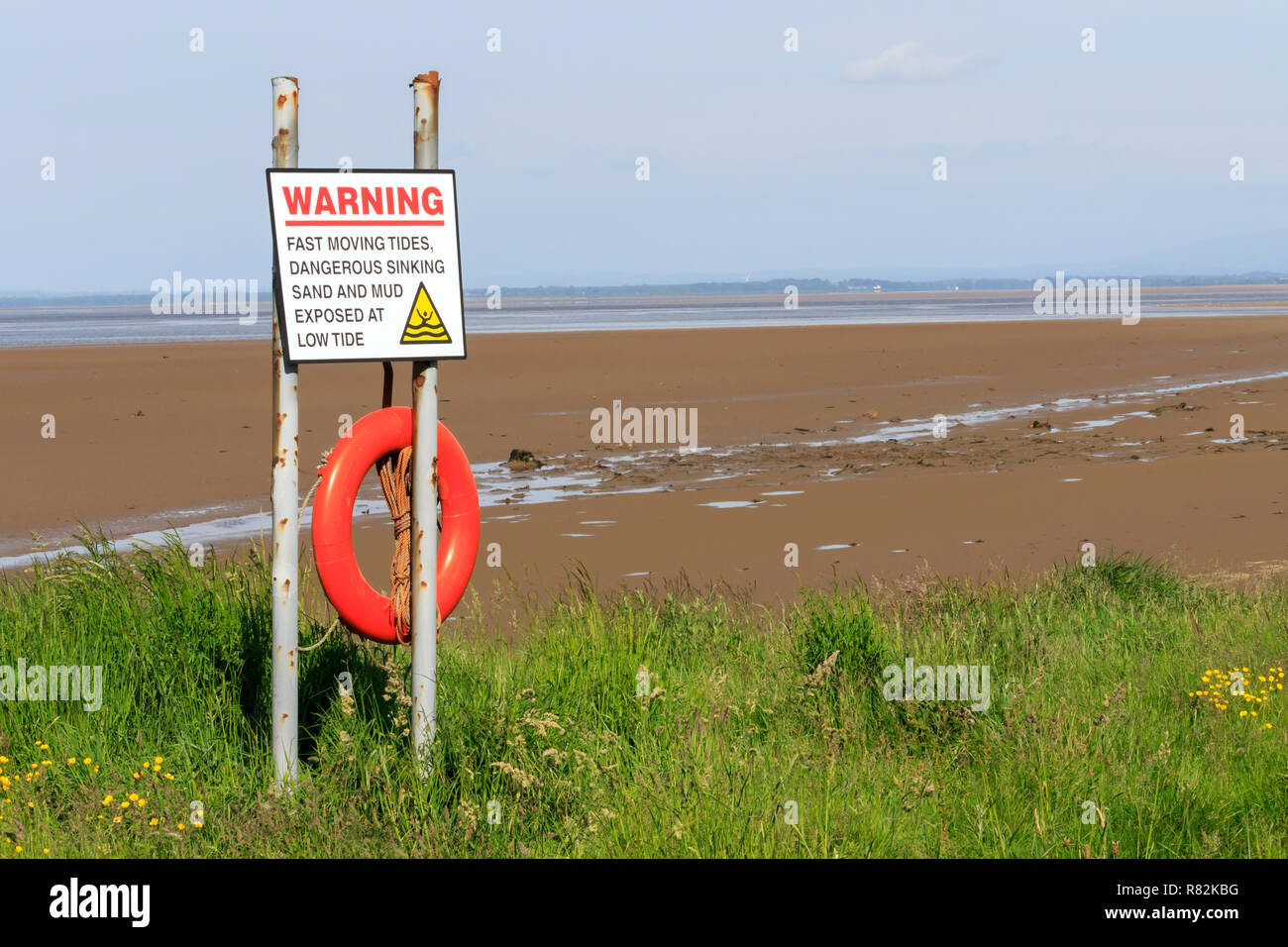 Segnale di avvertimento per il veloce movimento delle maree, pericoloso affondamento sabbia Foto Stock