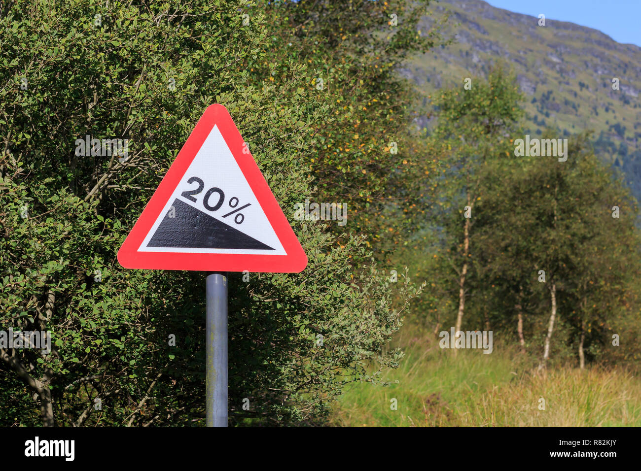 Il triangolo del Regno Unito cartello stradale di avvertimento del 20% di pendenza Foto Stock