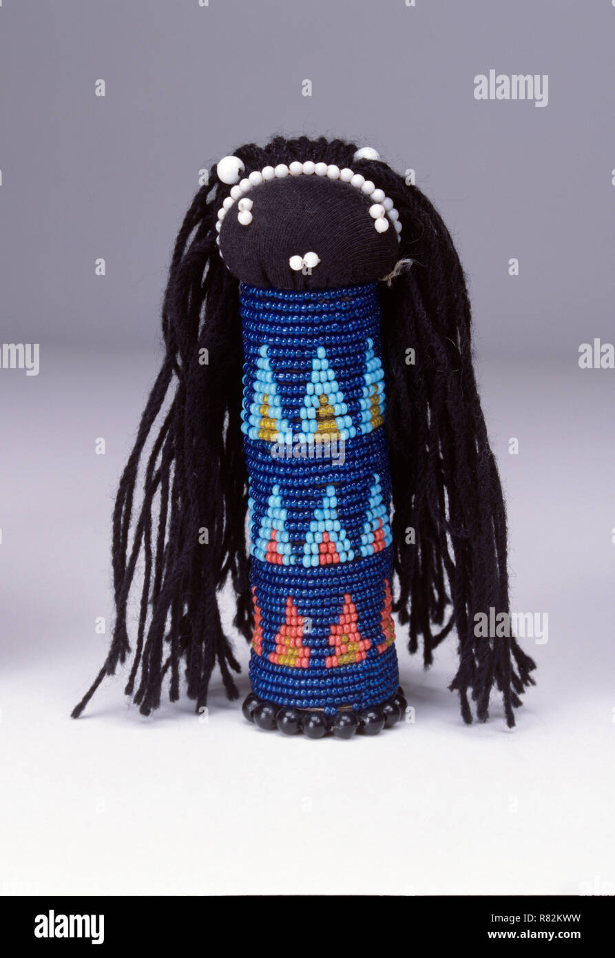 Un tradizionale del Sud Africa in perline a mano Sangoma bambola giocattolo creato da donne Zulu in Sud Africa Foto Stock